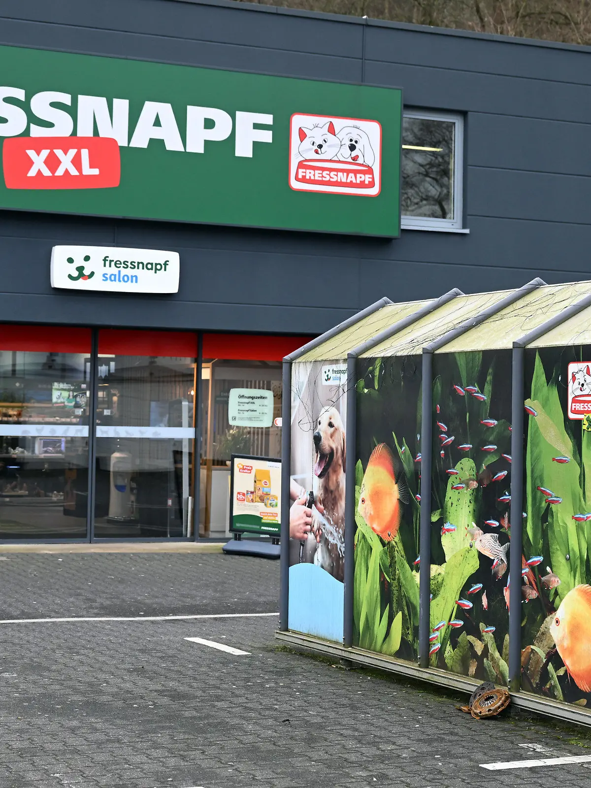 PRODUKTION - 16.02.2024, Nordrhein-Westfalen, Hagen: Das Logo von Fressnapf xxl-Markt hängt an der Fassade eines Marktes. (zu dpa: «Bei Haustieren wird weniger gespart - Umsatzplus für Fressnapf») Foto: Federico Gambarini/dpa +++ dpa-Bildfunk +++