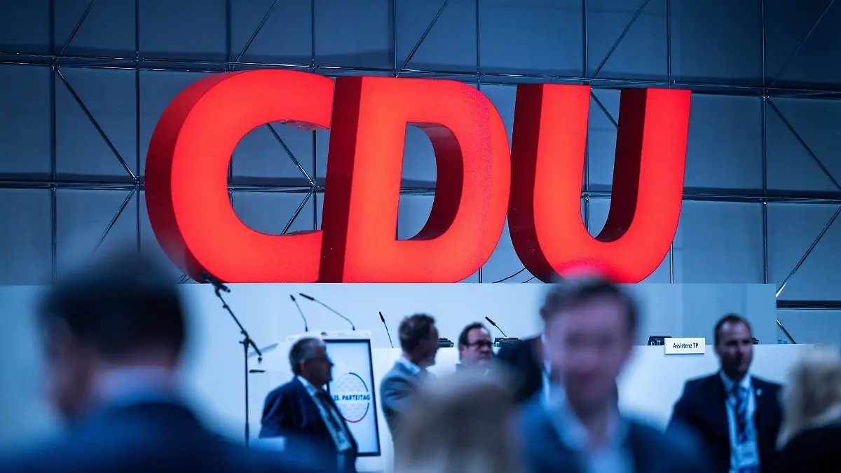 Das Logo der CDU auf einem Parteitag.