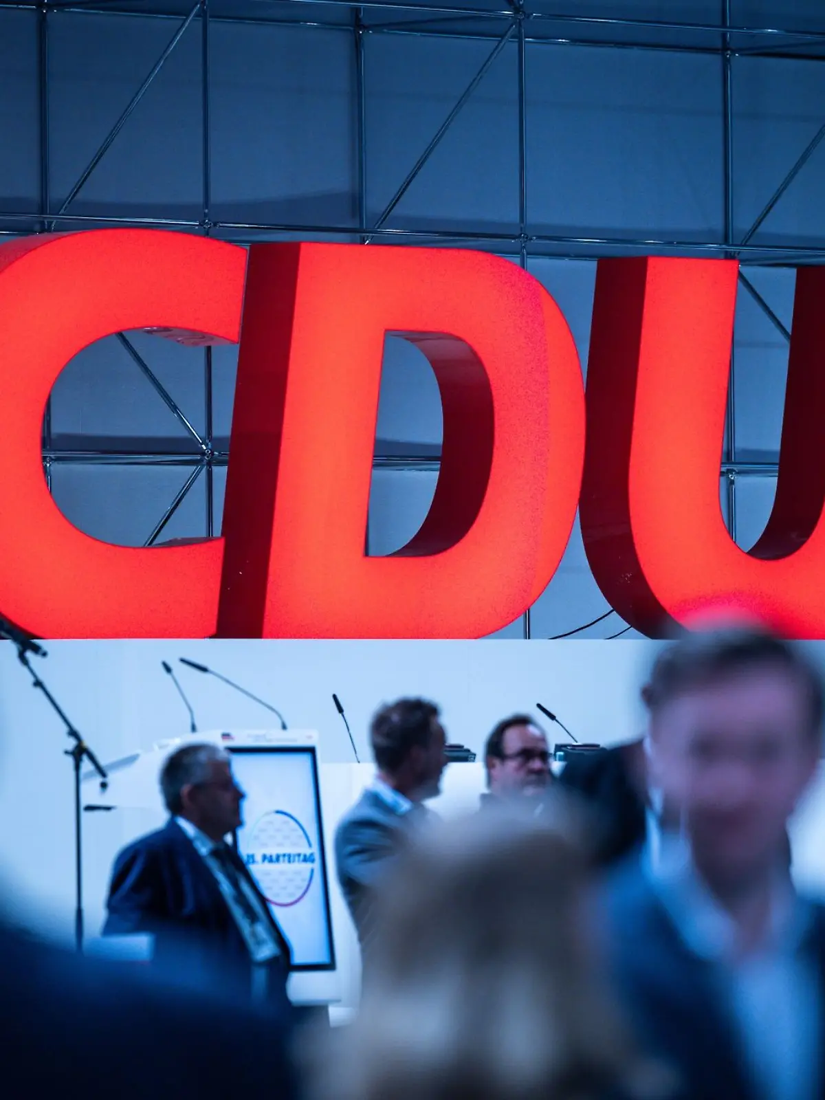 Das Logo der CDU auf einem Parteitag.