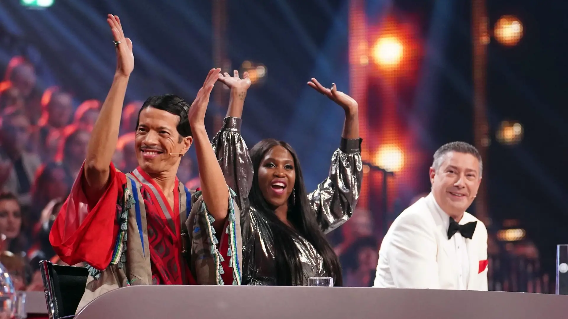 Die Jury: Jorge González (l.), Motsi Mabuse und Joachim Llambi. 


Verwendung der Bilder für Online-Medien ausschließlich mit folgender Verlinkung: "Alle Infos zu "Let´s Dance" im Special bei RTL.de: https://www.rtl.de/cms/sendungen/lets-dance.html