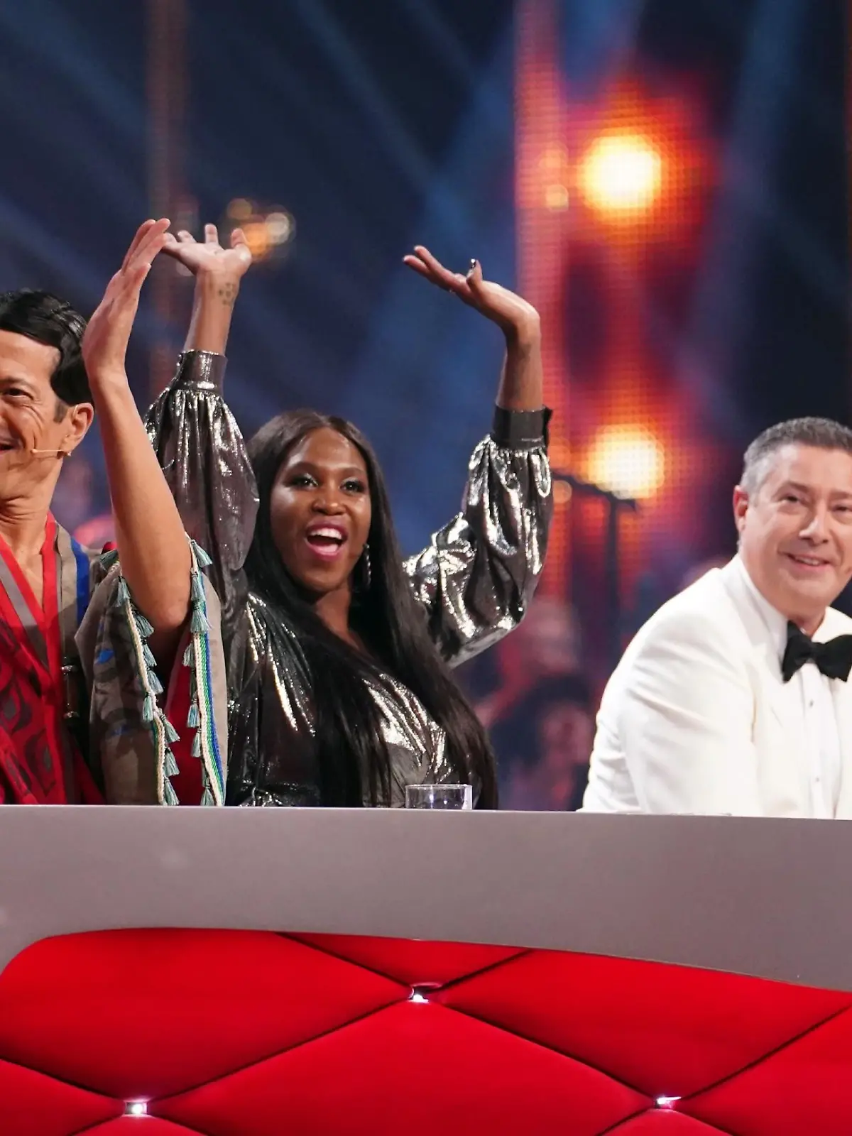 Die Jury: Jorge González (l.), Motsi Mabuse und Joachim Llambi. 


Verwendung der Bilder für Online-Medien ausschließlich mit folgender Verlinkung: "Alle Infos zu "Let´s Dance" im Special bei RTL.de: https://www.rtl.de/cms/sendungen/lets-dance.html