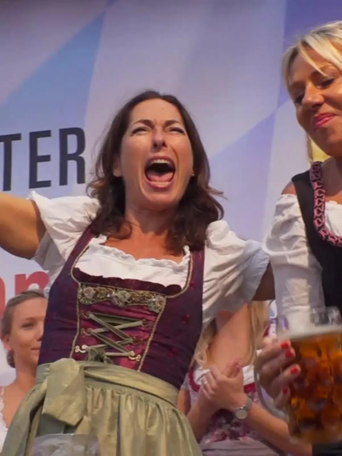Bierkrugstemmen ist nur etwas für echte Männer? Das stimmt längst nicht mehr. Auf dem Frankfurter Oktoberfest wird Fußballgott Alex Meier von Eintracht Frankfurt Zeuge, wie der Wettbewerb eine interessante Wendung nimmt. Bachelor Dominik Stuckmann staunt auch nicht schlecht.