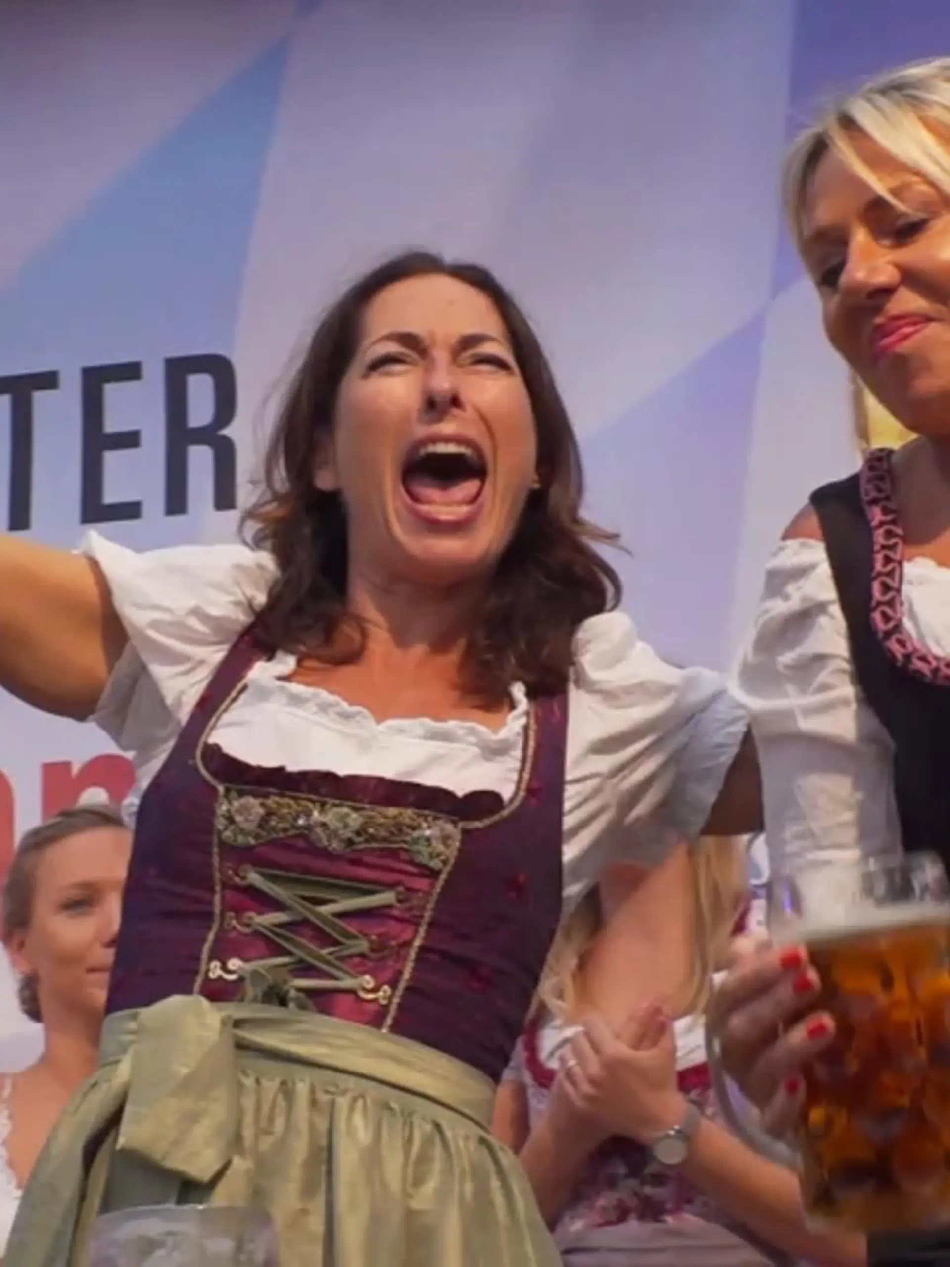 Bierkrugstemmen ist nur etwas für echte Männer? Das stimmt längst nicht mehr. Auf dem Frankfurter Oktoberfest wird Fußballgott Alex Meier von Eintracht Frankfurt Zeuge, wie der Wettbewerb eine interessante Wendung nimmt. Bachelor Dominik Stuckmann staunt auch nicht schlecht.