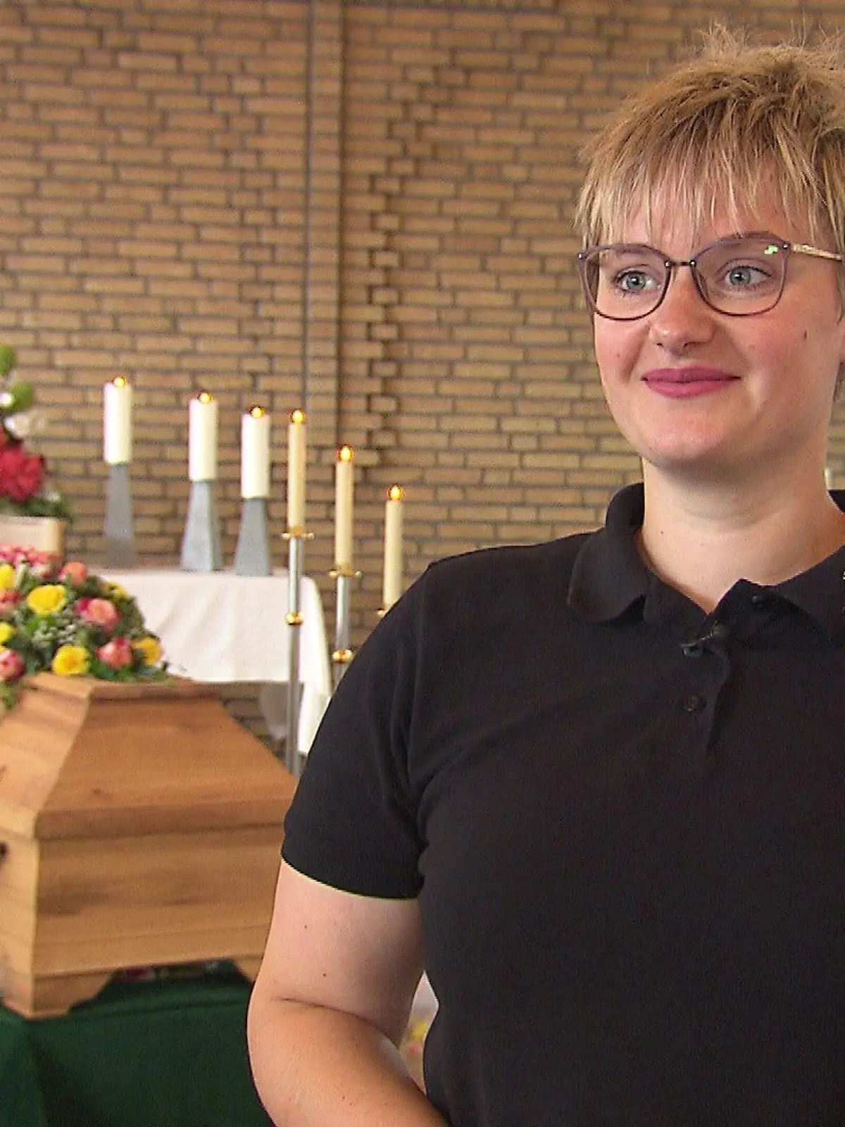 Mit 15 Jahren entscheidet Steffi Steinmeier sich für den ungewöhnlichen Beruf der Bestatterin.
