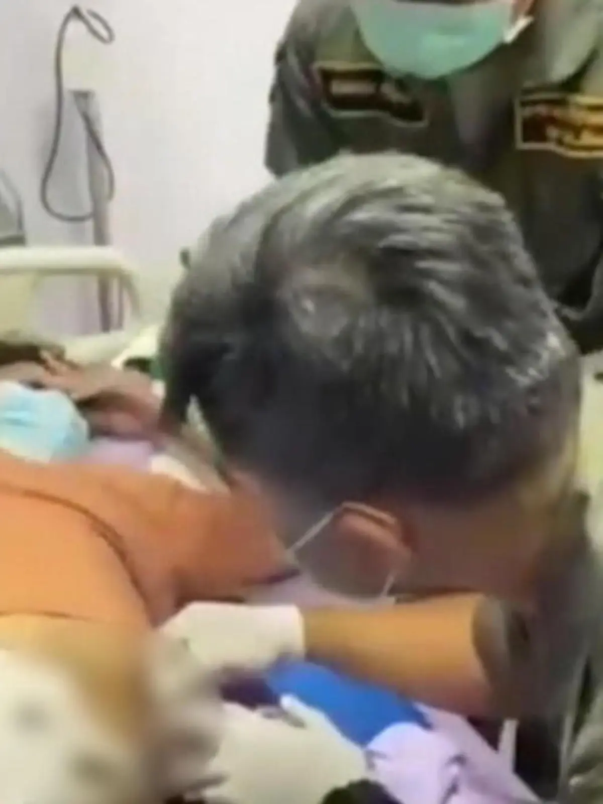 Weil er sein bestes Stück selbst vergrößern wollte, hat sich ein Mann aus Thailand einen Metallring um seinen Penis gebunden. Größer wurde sein bestes Stück zwar nicht, dafür landete der Mann im Krankenhaus.