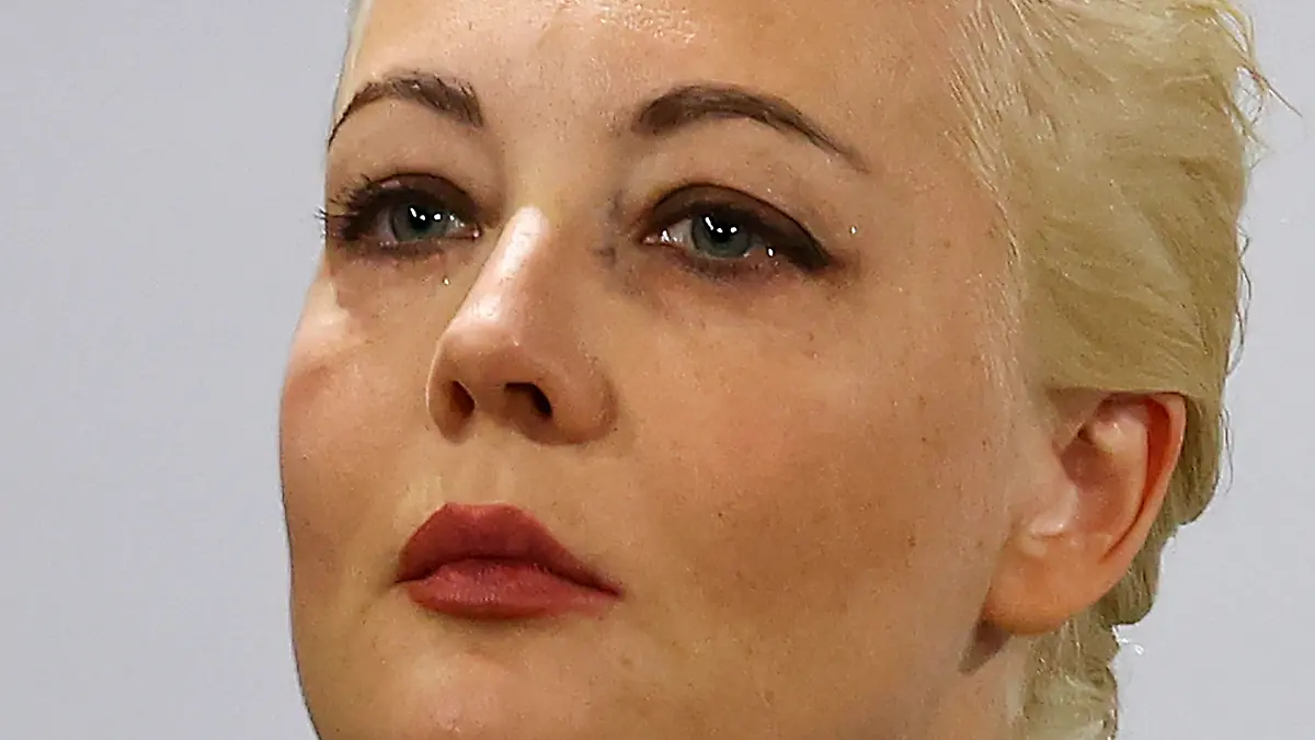 16.02.2024, München: Julia Nawalnaja, Ehefrau von Alexej Nawalny, reagiert während ihrer Rede auf der Sicherheitskonferenz. Angesichts der Berichte über den Tod von Kremlgegner Nawalny hat seine Frau Julia Nawalnaja zum Kampf gegen den russischen Machtapparat von Präsident Putin aufgerufen. Foto: Kai Pfaffenbach/Pool Reuters/AP/dpa +++ dpa-Bildfunk +++