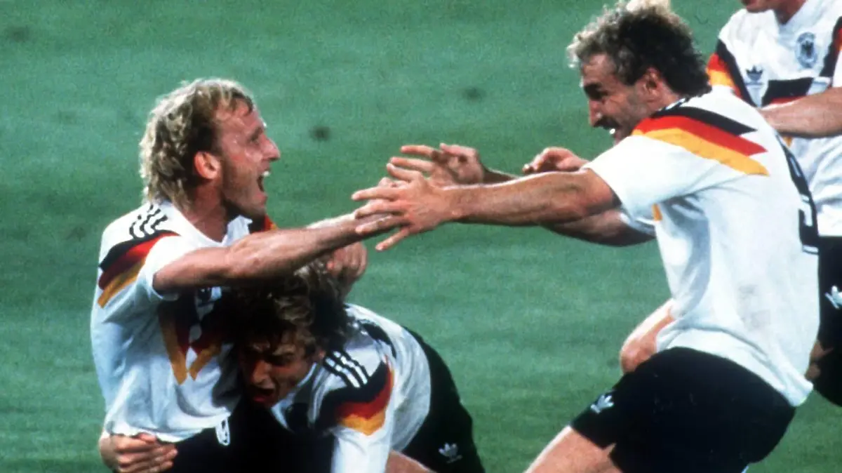 Bildnummer: 00399999  Datum: 08.07.1990  Copyright: imago/WEREK
Torschütze Andreas Brehme (li.) lässt sich feiern, v. re.: Stefan Reuter, Rudi Völler und Jürgen Klinsmann (alle BR Deutschland); BRD, Vdia, quer, Jubel, jubeln, Torjubel, Umarmung, umarmen, Emotionen Weltmeisterschaft 1990, Finale, Endspiel, Länderspiel, Nationalmannschaft, Nationalteam Rom Stadio Olimpico, Olympiastadion Freude, Begeisterung,  Fußball WM Herren Mannschaft Italien Gruppenbild optimistisch Aktion Personen