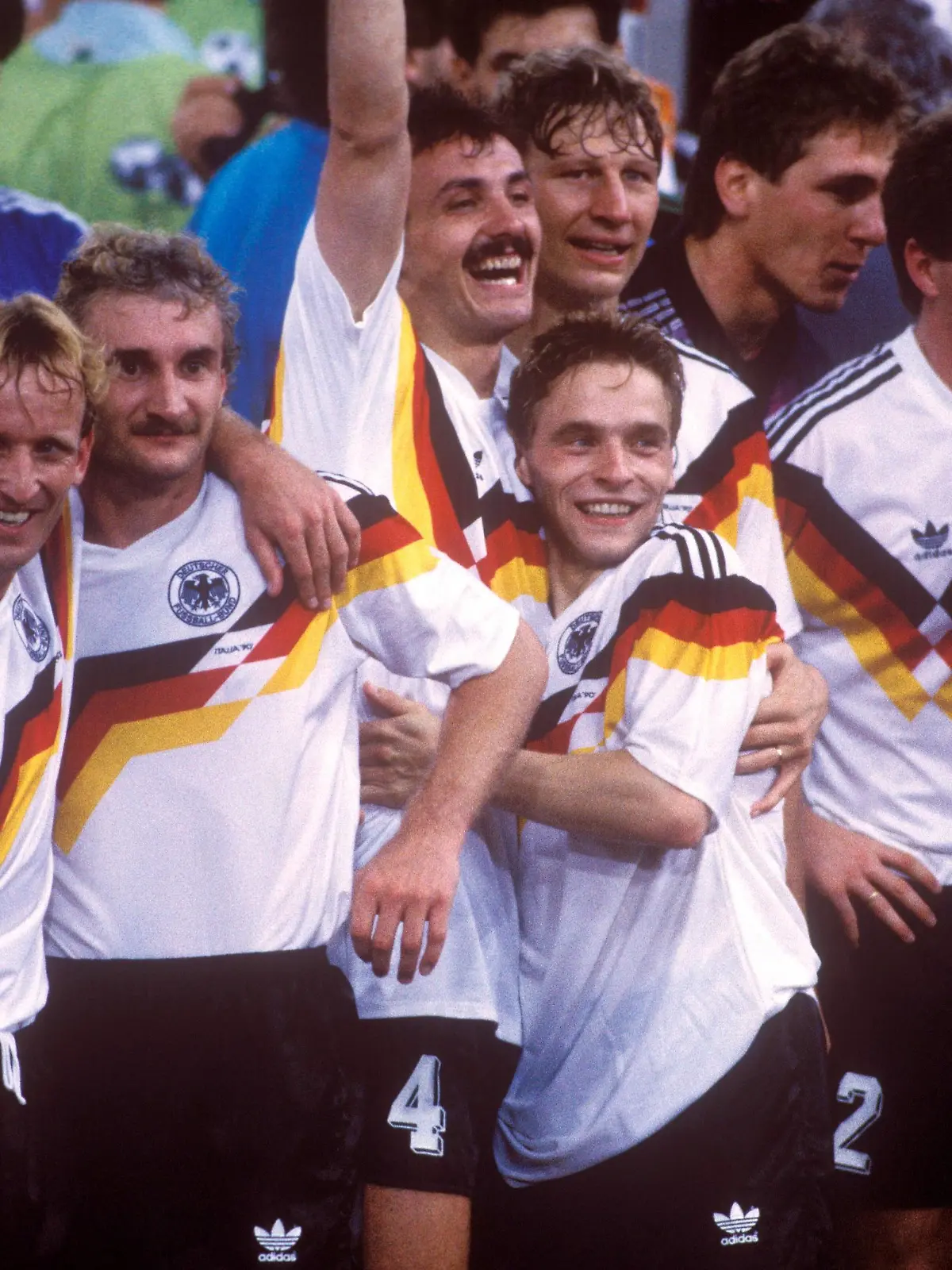 Bildnummer: 00499300  Datum: 08.07.1990  Copyright: imago/WEREK
Weltmeister Deutschland, v. li.: Andreas Brehme, Rudi Völler, Jürgen Kohler, Thomas Häßler (vorn), Guido Buchwald, Torwart Bodo Illgner, Stefan Reuter, Klaus Augenthaler; Nationalmannschaft, Nationalteam, Nationaltrikot, Vneg, quer, umarmen, Umarmung, Jubel, jubeln, Torhüter, Keeper, Sieg, Sieger, Siegesjubel Weltmeisterschaft 1990, Länderspiel, Finale, Endspiel Rom Olympiastadion Glück Freude,  Fußball WM Herren Mannschaft Italien Totale optimistisch Randmotiv Personen