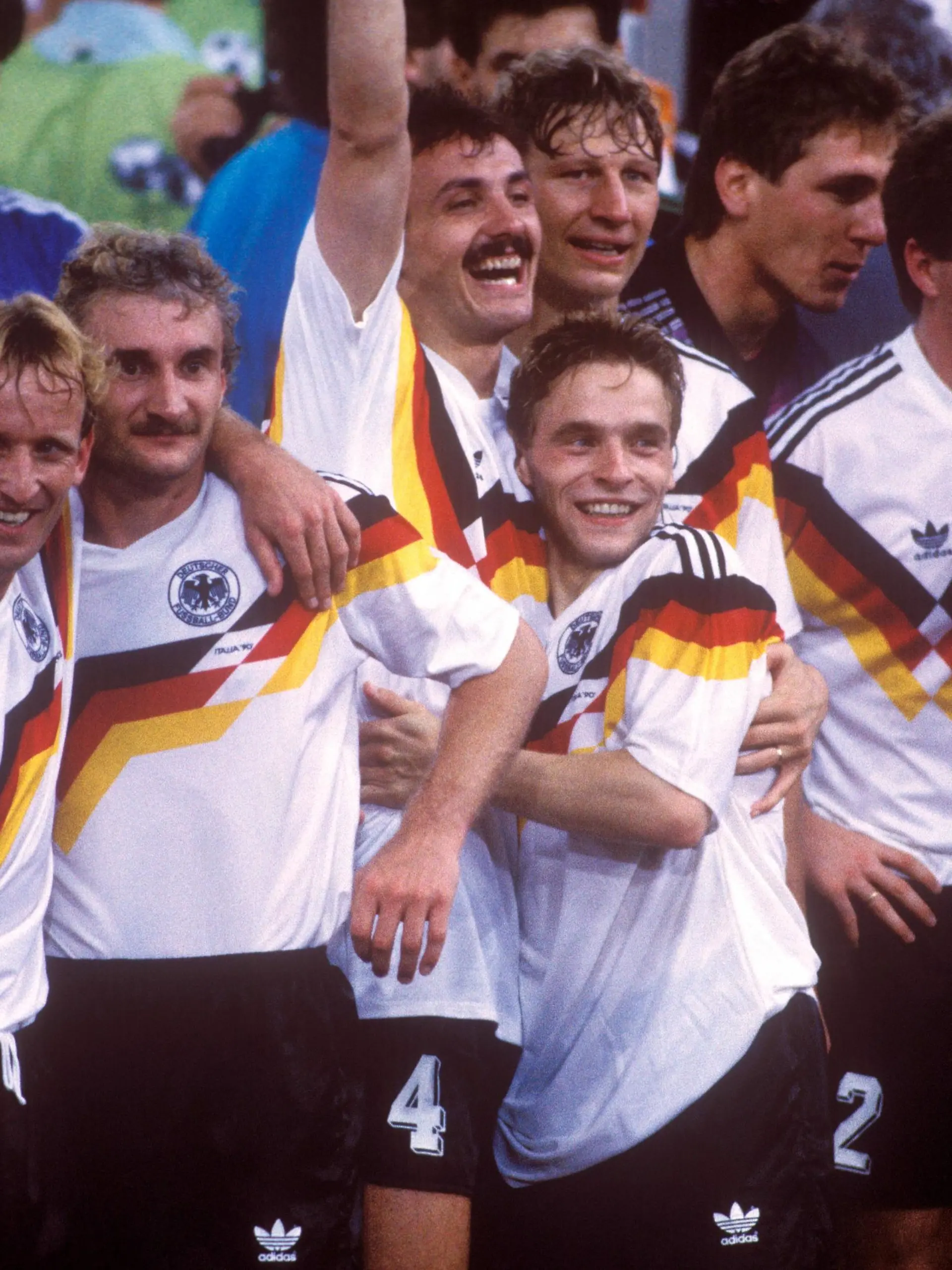 Bildnummer: 00499300  Datum: 08.07.1990  Copyright: imago/WEREK
Weltmeister Deutschland, v. li.: Andreas Brehme, Rudi Völler, Jürgen Kohler, Thomas Häßler (vorn), Guido Buchwald, Torwart Bodo Illgner, Stefan Reuter, Klaus Augenthaler; Nationalmannschaft, Nationalteam, Nationaltrikot, Vneg, quer, umarmen, Umarmung, Jubel, jubeln, Torhüter, Keeper, Sieg, Sieger, Siegesjubel Weltmeisterschaft 1990, Länderspiel, Finale, Endspiel Rom Olympiastadion Glück Freude,  Fußball WM Herren Mannschaft Italien Totale optimistisch Randmotiv Personen