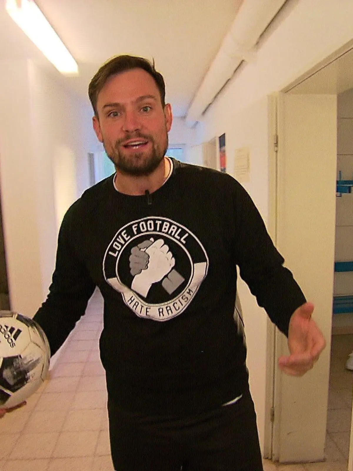 Reporter Felix Christmann testet Gehfußball.