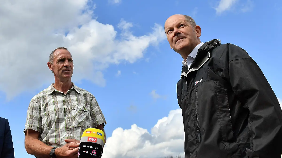 Olaf Scholz (r), SPD-Kanzlerkandidat, Frank Ullrich (M), ehemaliger Biathlet und SPD-Bundestagskandidat in Thüringen (WK 196 - Südthüringen), und Georg Maier (SPD), Innenminister von Thüringen, stehen während der Wahlkampftour von Olaf Scholz in der Lotto-Thüringen Arena. In Thüringen ist noch ein Firmenbesuch und ein sogenanntes Live-Zukunftsgespräch in Erfurt geplant.