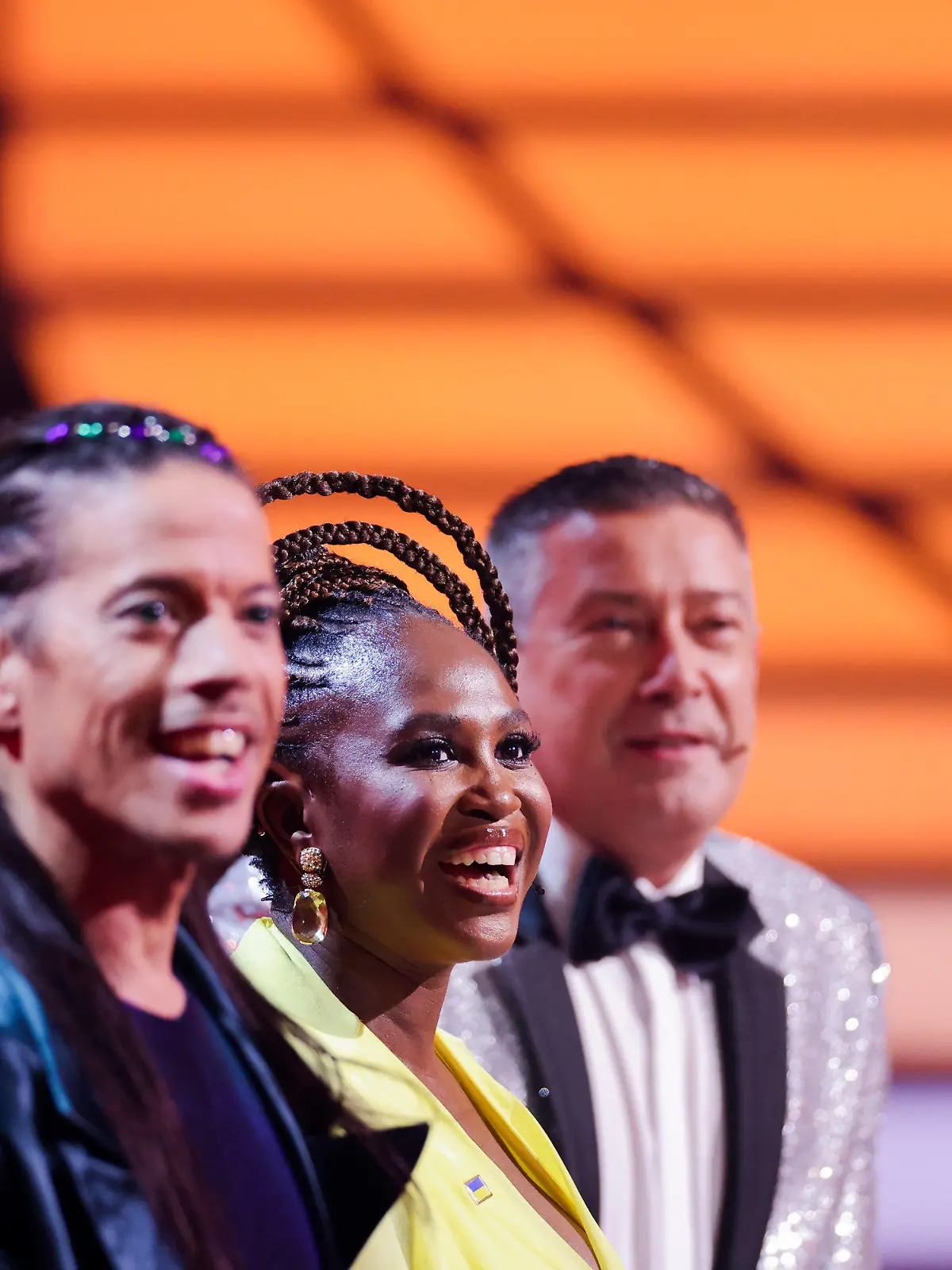 ARCHIV - 20.05.2022, Nordrhein-Westfalen, Köln: Jorge Gonzalez (l-r), Motsi Mabuse und Joachim Llambi, Jurymitglieder, sitzen in der RTL-Tanzshow «Let's Dance» im Coloneum. (zu dpa: «RTL und «Let's Dance»-Jury verlängern Vertrag») Foto: Rolf Vennenbernd/dpa +++ dpa-Bildfunk +++