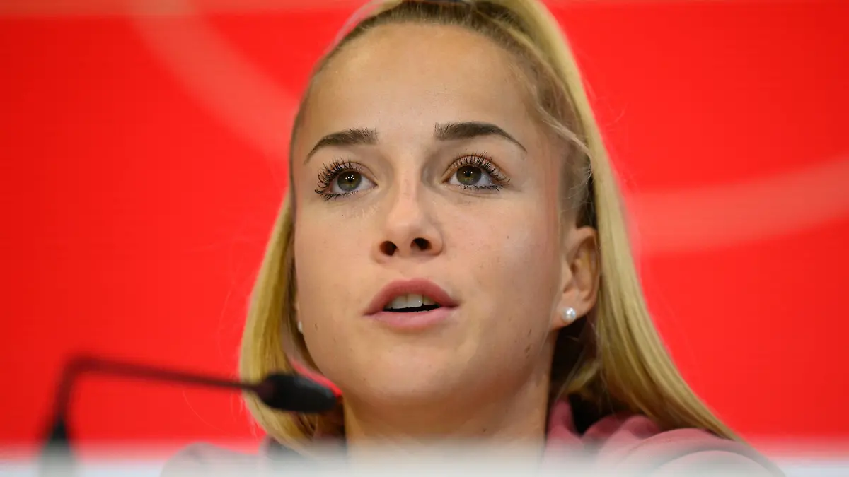 04.10.2022, Sachsen, Dresden: Fußball: Nationalmannschaft, Frauen, DFB-Pressekonferenz vor dem Länderspiel gegen Frankreich. Spielerin Giulia Gwinn sitzt auf dem Podium. Foto: Robert Michael/dpa - WICHTIGER HINWEIS: Gemäß den Vorgaben der DFL Deutsche Fußball Liga bzw. des DFB Deutscher Fußball-Bund ist es untersagt, in dem Stadion und/oder vom Spiel angefertigte Fotoaufnahmen in Form von Sequenzbildern und/oder videoähnlichen Fotostrecken zu verwerten bzw. verwerten zu lassen. +++ dpa-Bildfunk +++