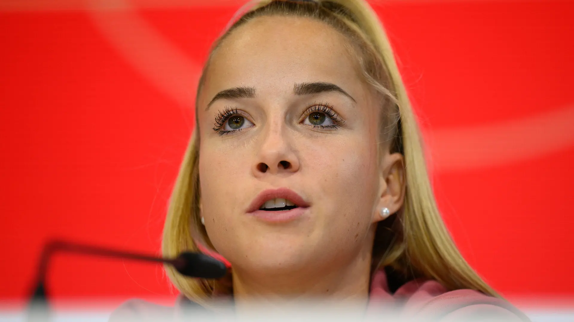 04.10.2022, Sachsen, Dresden: Fußball: Nationalmannschaft, Frauen, DFB-Pressekonferenz vor dem Länderspiel gegen Frankreich. Spielerin Giulia Gwinn sitzt auf dem Podium. Foto: Robert Michael/dpa - WICHTIGER HINWEIS: Gemäß den Vorgaben der DFL Deutsche Fußball Liga bzw. des DFB Deutscher Fußball-Bund ist es untersagt, in dem Stadion und/oder vom Spiel angefertigte Fotoaufnahmen in Form von Sequenzbildern und/oder videoähnlichen Fotostrecken zu verwerten bzw. verwerten zu lassen. +++ dpa-Bildfunk +++