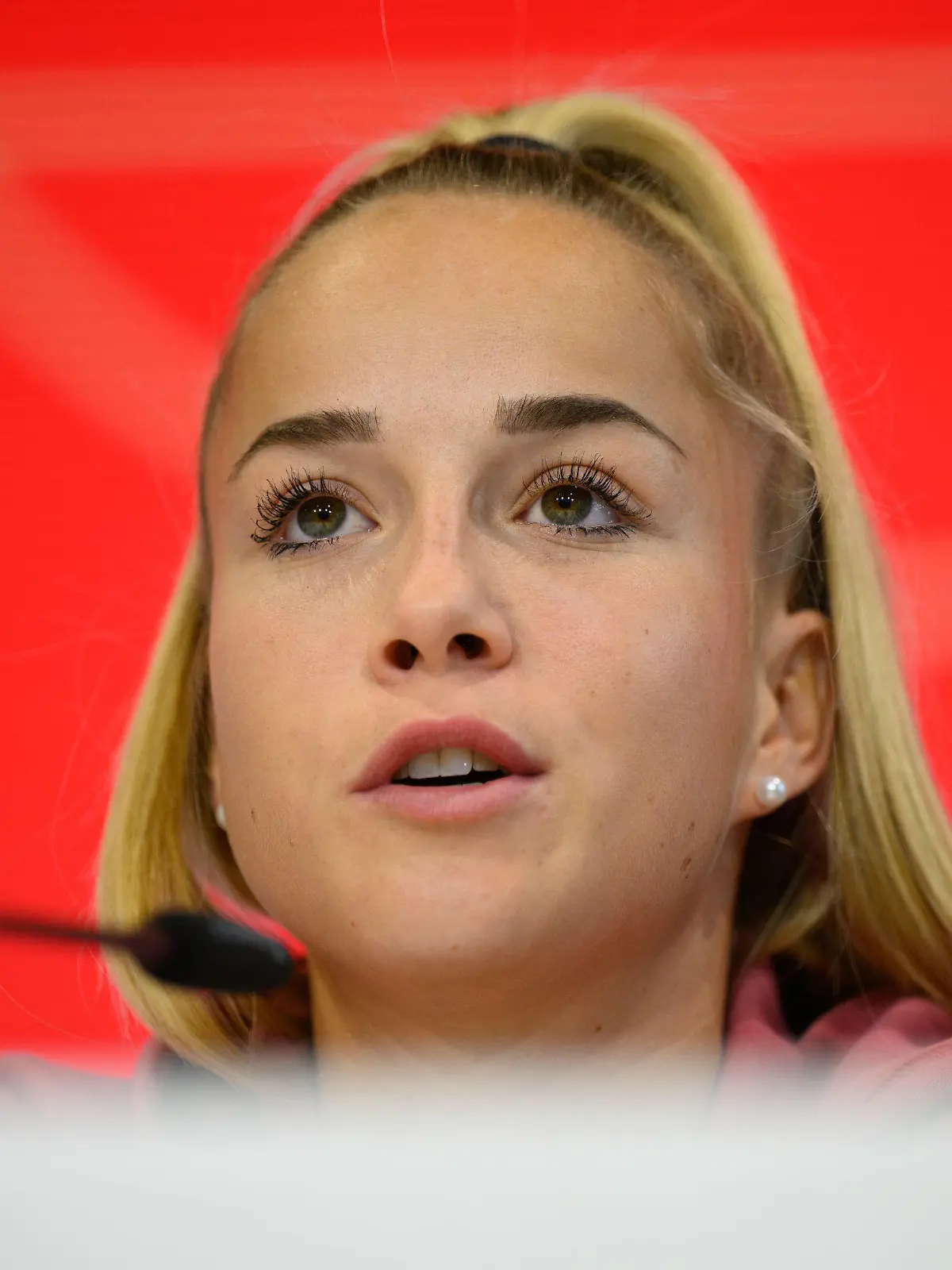 04.10.2022, Sachsen, Dresden: Fußball: Nationalmannschaft, Frauen, DFB-Pressekonferenz vor dem Länderspiel gegen Frankreich. Spielerin Giulia Gwinn sitzt auf dem Podium. Foto: Robert Michael/dpa - WICHTIGER HINWEIS: Gemäß den Vorgaben der DFL Deutsche Fußball Liga bzw. des DFB Deutscher Fußball-Bund ist es untersagt, in dem Stadion und/oder vom Spiel angefertigte Fotoaufnahmen in Form von Sequenzbildern und/oder videoähnlichen Fotostrecken zu verwerten bzw. verwerten zu lassen. +++ dpa-Bildfunk +++