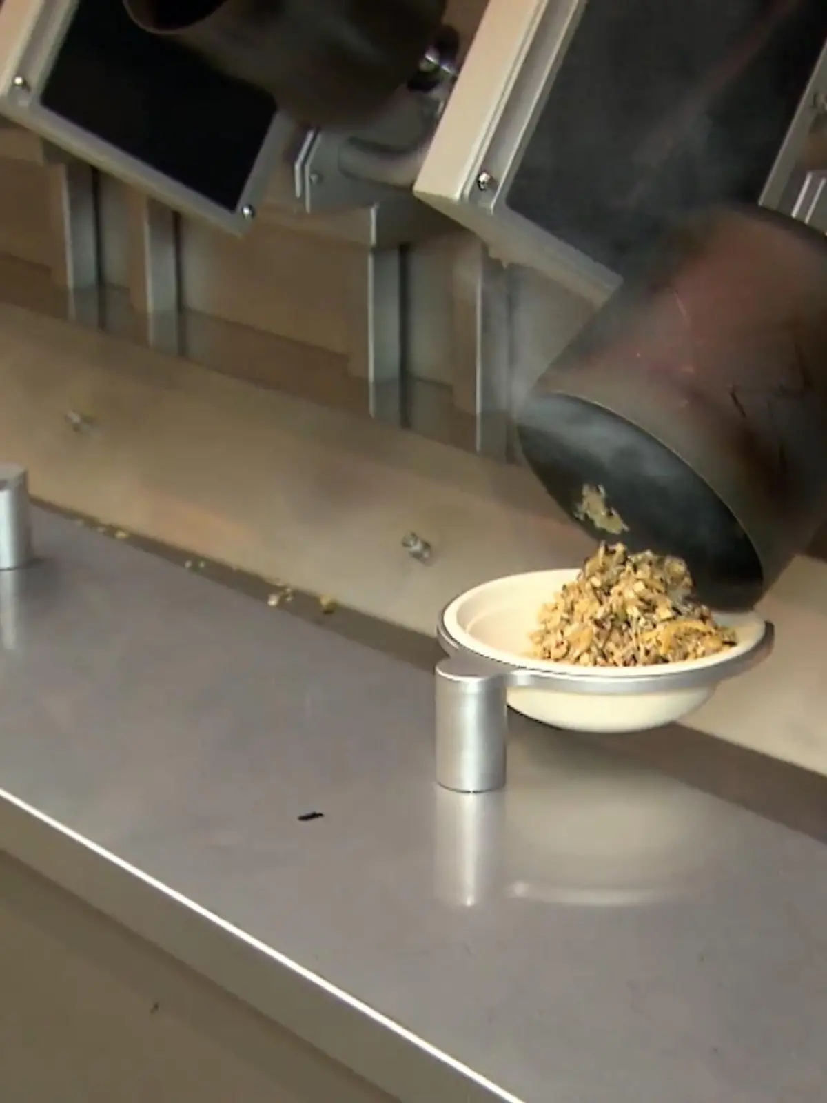 In einem Restaurant in Münster stehen nicht etwa Köche am Herd, sondern Roboter. Die mixen und erhitzen die Zutaten – vollautomatisch, versteht sich. Serviert werden dann Bowls aus der ganzen Welt. Ob das schmeckt und wie das Ganze fast ohne menschliches Personal funktioniert, seht ihr heute Abend, ab 18 Uhr bei RTL WEST.