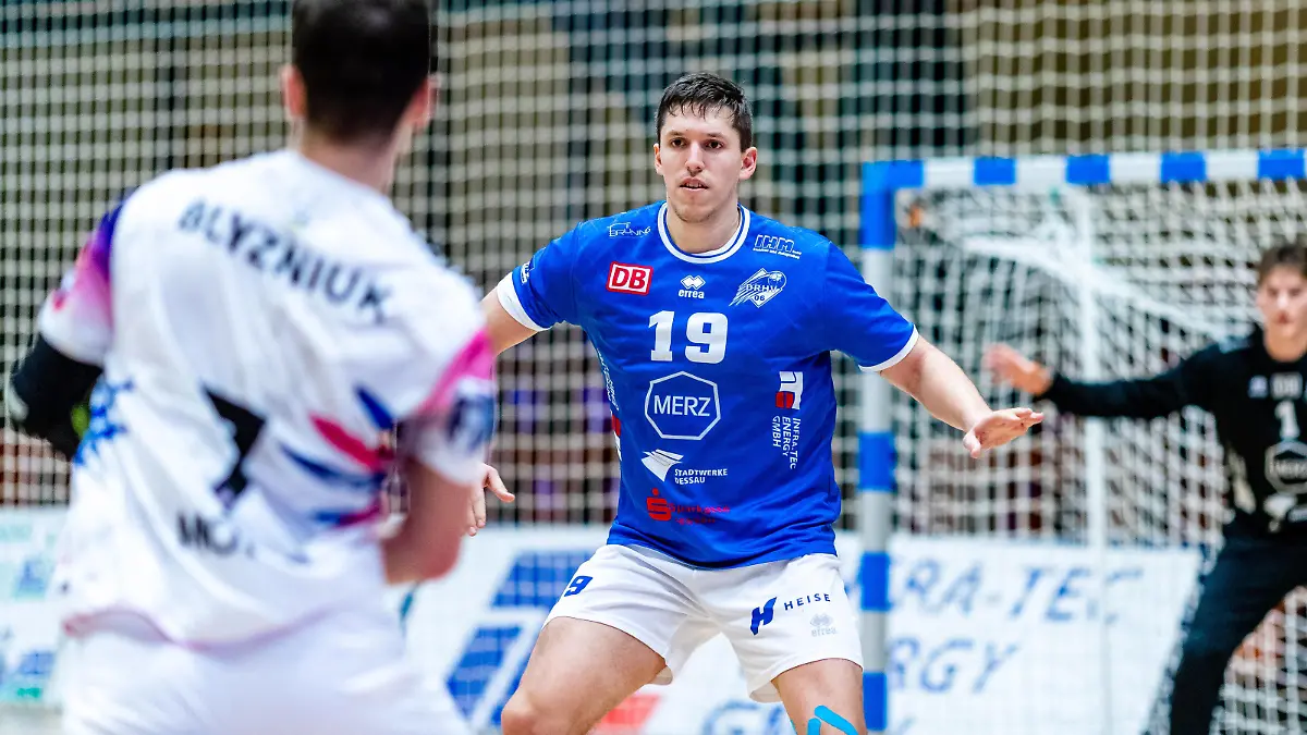 HB-2BL Dessau-Rosslauer HV 06 - HC Motor Zaporizhzhia Daniel Schmidt Dessau-Rosslauer HV 06 im Duell mit Illia Blyzniuk HC Motor Zaporizhzhia waehrend der 2. Bundesliga - Saison 2022-2023 zwischen Dessau-Rosslauer HV 06 und HC Motor Zaporizhzhia in der Anhalt Arena am 29. October 2022 in Dessau-Rosslau, Sachsen Anhalt, Deutschland *** HB 2BL Dessau Rosslauer HV 06 HC Motor Zaporizhzhia Daniel Schmidt Dessau Rosslauer HV 06 in duel with Illia Blyzniuk HC Motor Zaporizhzhia during the 2 Bundesliga season 2022 2023 between Dessau Rosslauer HV 06 and HC Motor Zaporizhzhia at Anhalt Arena on 29 October 2022 in Dessau Rosslau, Sachsen Anhalt, Germany