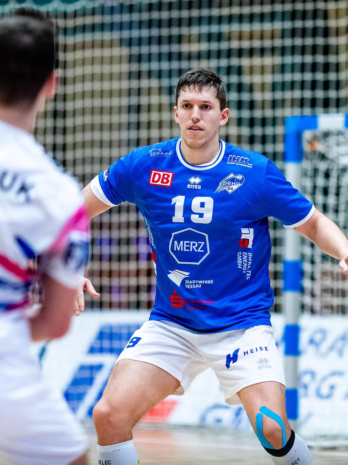 HB-2BL Dessau-Rosslauer HV 06 - HC Motor Zaporizhzhia Daniel Schmidt Dessau-Rosslauer HV 06 im Duell mit Illia Blyzniuk HC Motor Zaporizhzhia waehrend der 2. Bundesliga - Saison 2022-2023 zwischen Dessau-Rosslauer HV 06 und HC Motor Zaporizhzhia in der Anhalt Arena am 29. October 2022 in Dessau-Rosslau, Sachsen Anhalt, Deutschland *** HB 2BL Dessau Rosslauer HV 06 HC Motor Zaporizhzhia Daniel Schmidt Dessau Rosslauer HV 06 in duel with Illia Blyzniuk HC Motor Zaporizhzhia during the 2 Bundesliga season 2022 2023 between Dessau Rosslauer HV 06 and HC Motor Zaporizhzhia at Anhalt Arena on 29 October 2022 in Dessau Rosslau, Sachsen Anhalt, Germany 