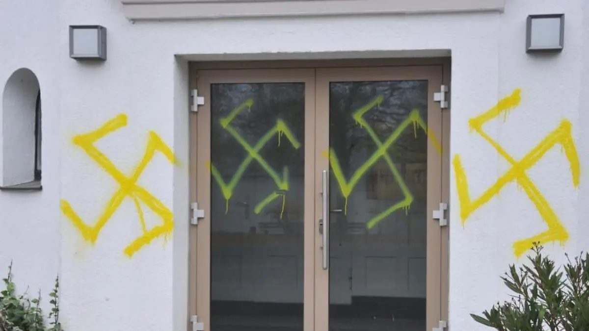 Hakenkreuz an Schulwand