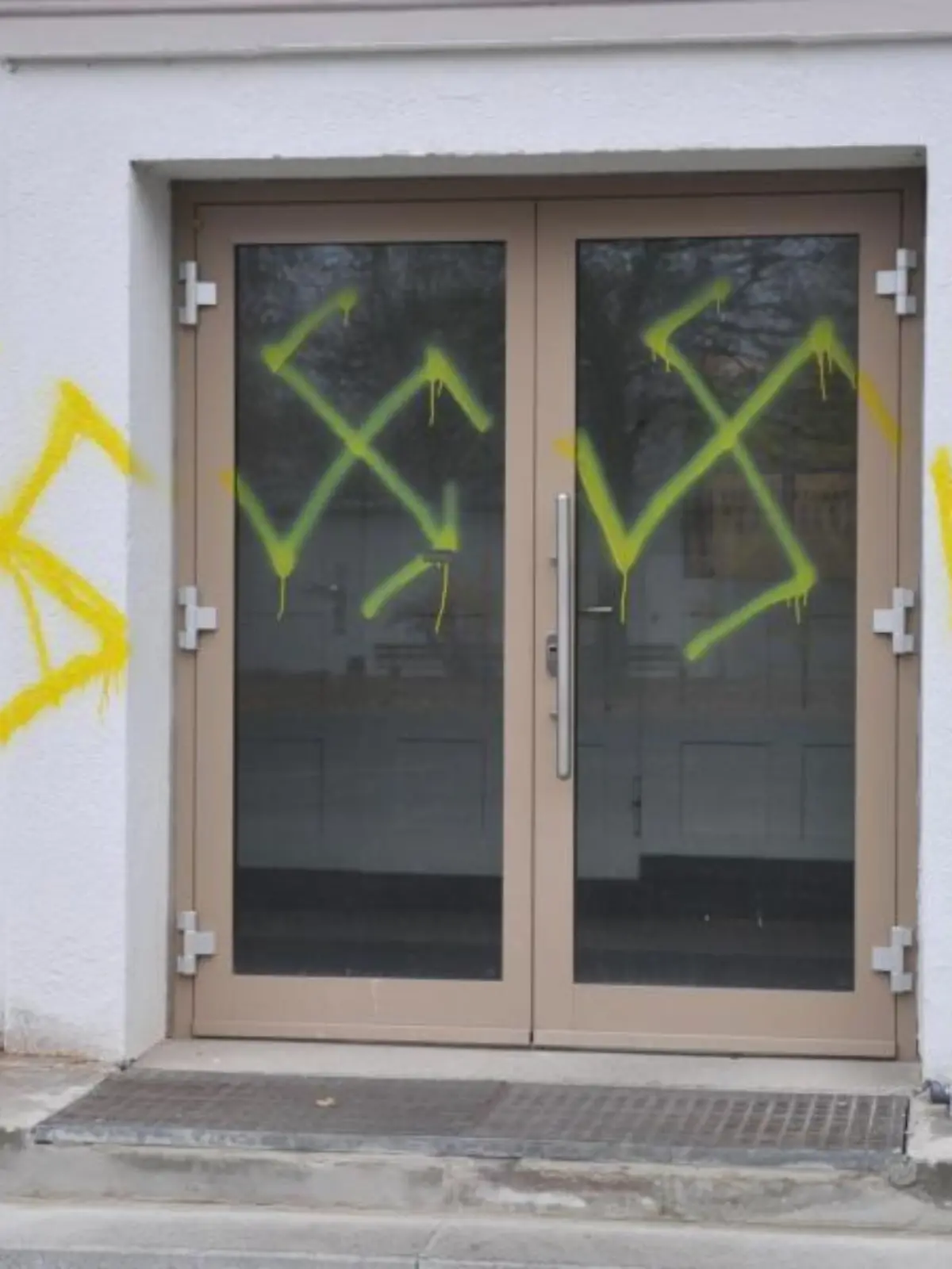 Hakenkreuz an Schulwand