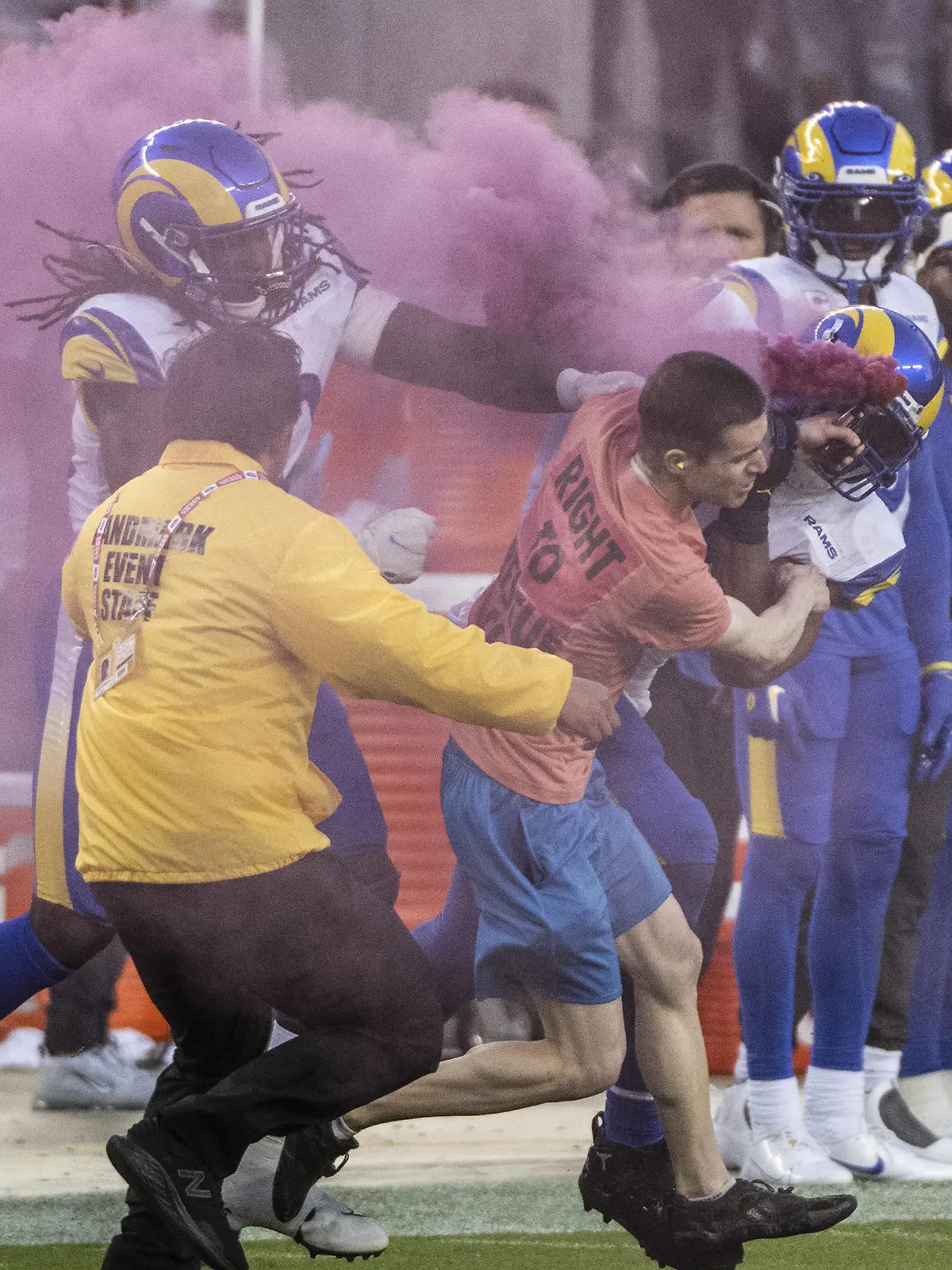  Los Angeles Rams linebacker Bobby Wagner R takes out a man with a smoke bomb who ran on the field in the second quarter of Monday Night Football featuring the San Francisco 49ers against the Los Angeles Rams at Levi s Stadium in Santa Clara, California on Monday, October 3, 2022. The 49ers defeated the Rams 24-9. PUBLICATIONxINxGERxSUIxAUTxHUNxONLY SXP2022100327 TERRYxSCHMITT