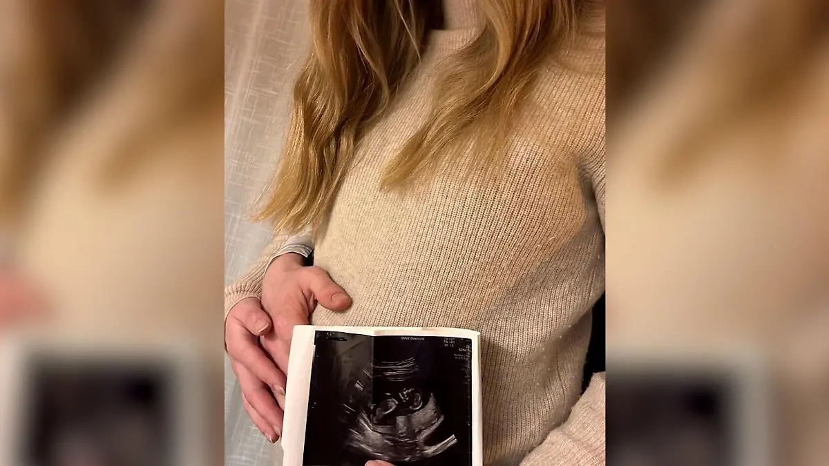 Sebastian Samuelsson postete auf Instagram ein Foto, auf dem er und seine Freundin die Hand auf ihren Bauch legen.