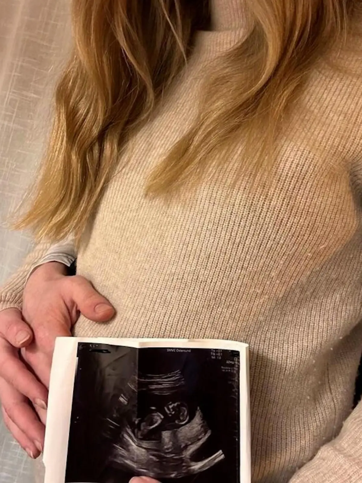 Sebastian Samuelsson postete auf Instagram ein Foto, auf dem er und seine Freundin die Hand auf ihren Bauch legen.