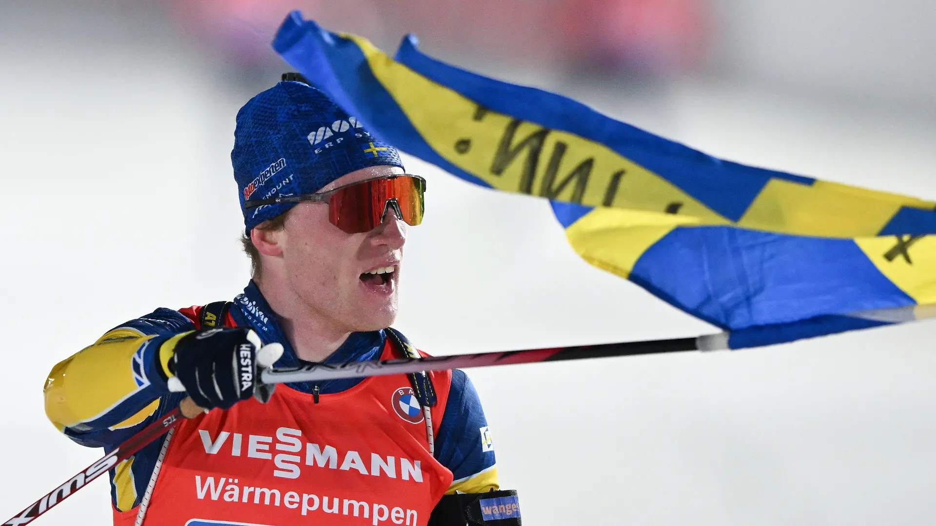 17.02.2024, Tschechien, Nove Mesto Na Morave: Biathlon, Weltmeisterschaft, Staffel 4 x 7,5 km, Herren. Sebastian Samuelsson aus Schweden reagiert im Ziel. Foto: Hendrik Schmidt/dpa +++ dpa-Bildfunk +++