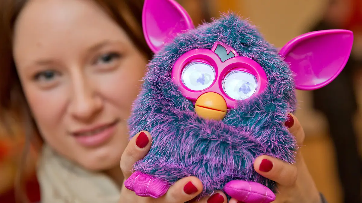 Das elektronische Felltier Furby, des Spielwaren-Herstellers Hasbro, wird während der Jahres-Pk des Spielwaren-Fachverbands idee+spiel am 23.01.2013 in Nürnberg (Bayern) anlässlich der kommenden Spielwarenmesse gezeigt. Foto: Daniel Karmann/dpa