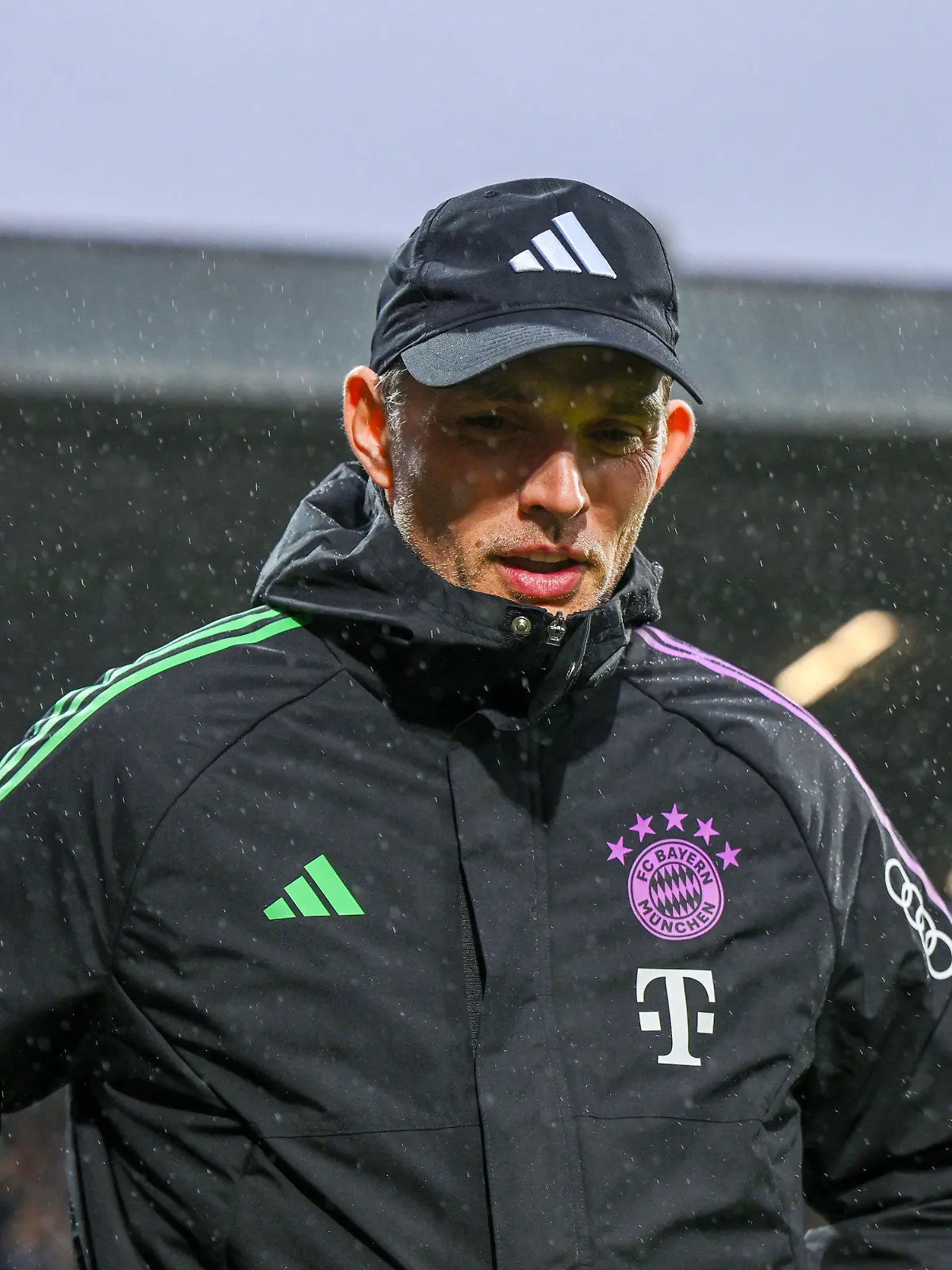 ARCHIV - 18.02.2024, Nordrhein-Westfalen, Bochum: Fußball: Bundesliga, VfL Bochum - Bayern München, 22. Spieltag, Vonovia Ruhrstadion. Münchens Cheftrainer Thomas Tuchel kommt ins Stadion. (zu "Medien: FC Bayern und Trainer Tuchel trennen sich nach Saison") Foto: David Inderlied/dpa +++ dpa-Bildfunk +++