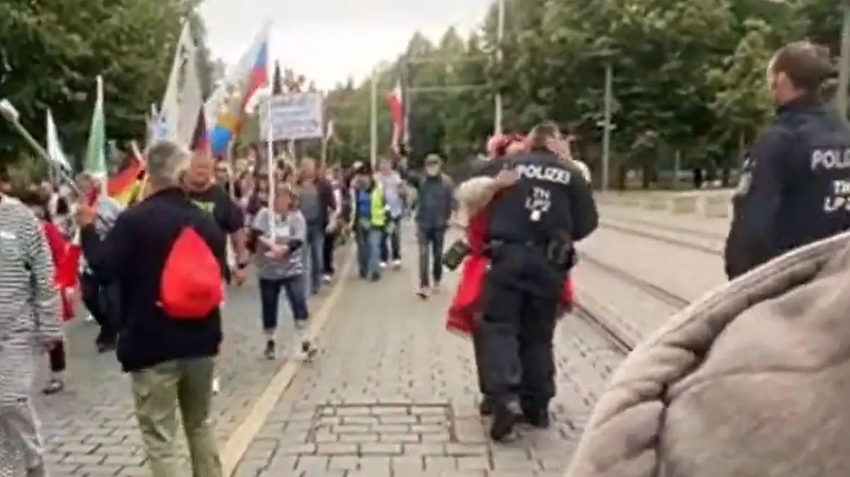 Ein Video zeigt einen Polizisten, der auf einer rechten Demo eine Demonstrantin umarmt.