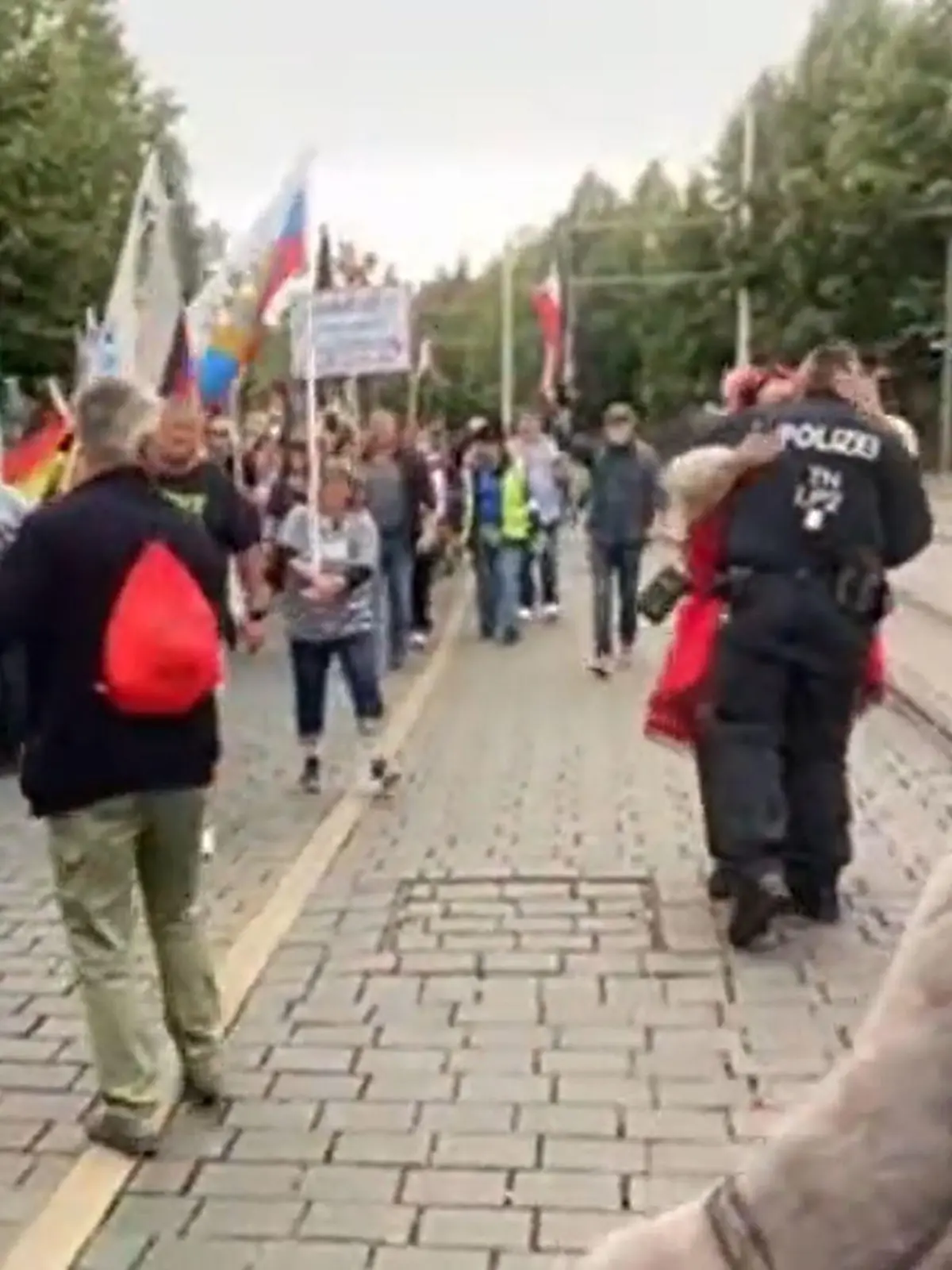 Ein Video zeigt einen Polizisten, der auf einer rechten Demo eine Demonstrantin umarmt.