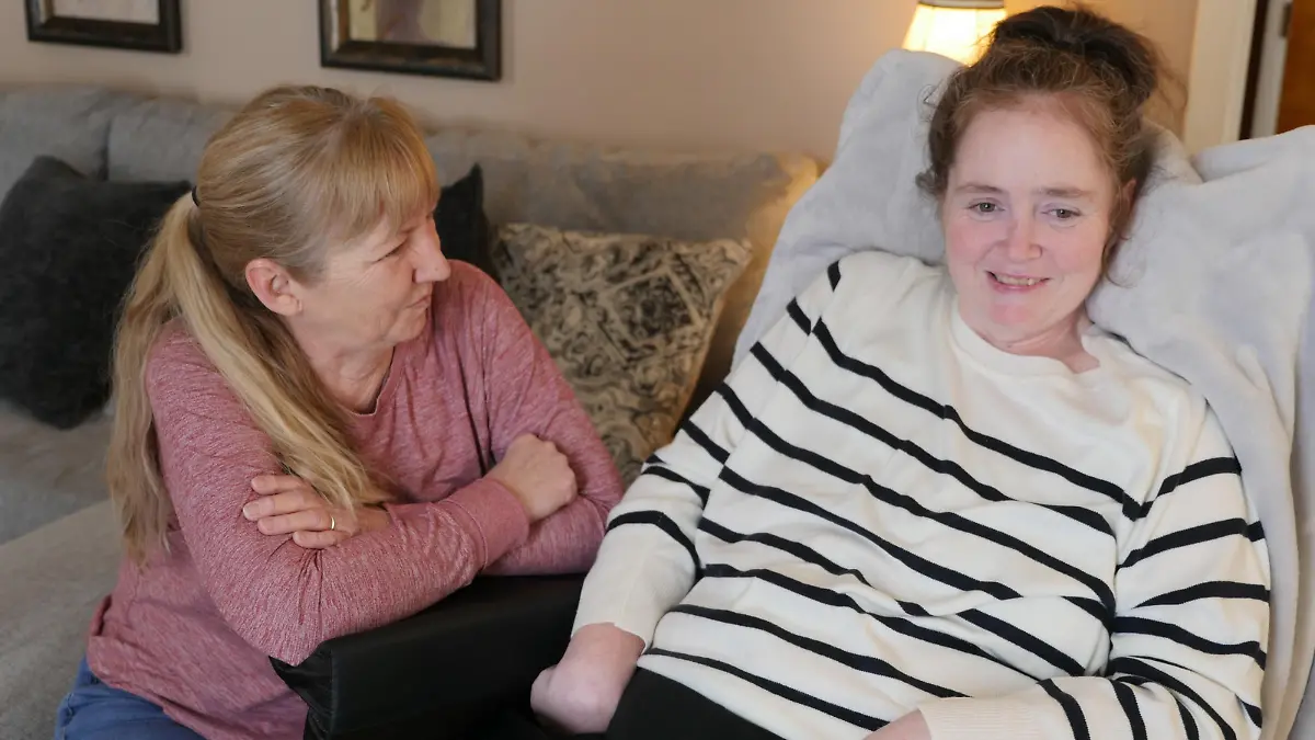 Jennifer Flewellen mit ihrer Mutter