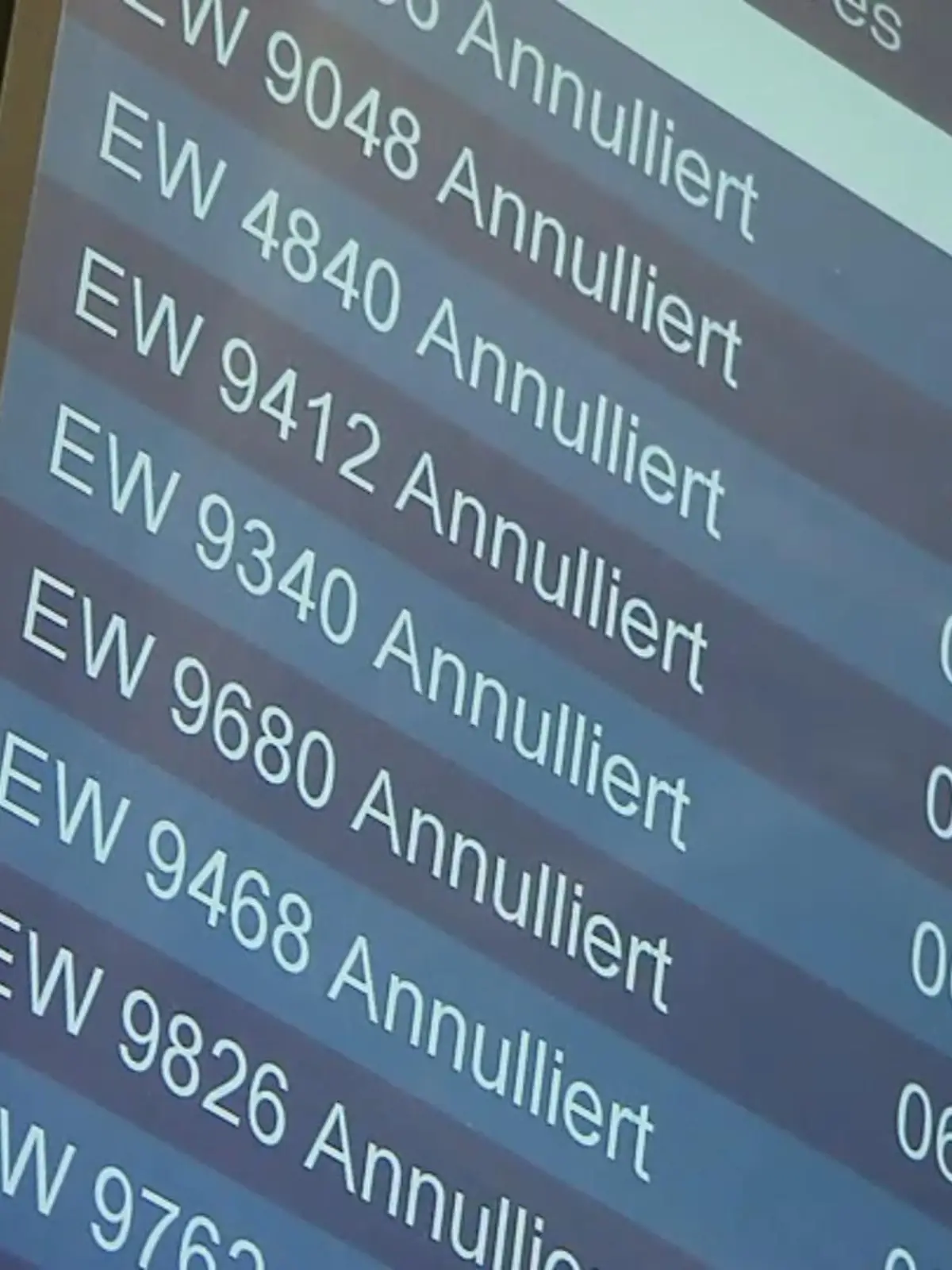 Weil Piloten von Eurowings heute streiken, müssen sich Reisende in NRW auf Flugausfälle einstellen. Rund die Hälfte der 500 Flüge sollen ausfallen. Besonders der Flughafen Düsseldorf ist betroffen. Die Gewerkschaft Vereinigung Cockpit (VC) hatte zu dem ganztägigen Streik aufgerufen. Sie fordert längere Ruhezeiten und eine Verringerung der maximalen Flugdienstzeiten für die Beschäftigten. Eurowings kritisiert den Streik.