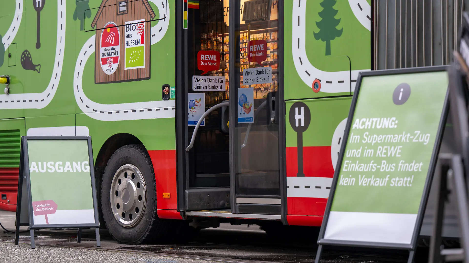 ARCHIV - 20.01.2023, Berlin: Ein Einkaufsbus für ländliche Gebiete wurde auf der Internationalen Grünen Woche (IGW) von der Deutschen Bahn und dem Handelskonzern Rewe präsentiert. (zu dpa: «Rewe-Einkaufsbus in Nordhessen wird eingestellt») Foto: Monika Skolimowska/dpa +++ dpa-Bildfunk +++