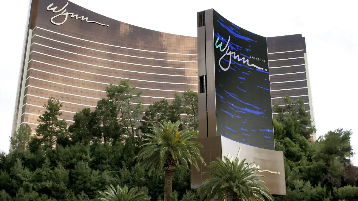 The new Wynn Hotel and Casino nears completion Monday, April 4, 2005 as it gets set to open April, 28, 2005 on the Strip in Las Vegas, Nevada. After a five-year absence, Steve Wynn is returning with this $2.7 billion resort. It will have 2,700 guest rooms and suites in the 50 story tower on 217 acres which includes an 18 hole golf course. This will be the most expensive casino/hotel in the world. Foto: BARRY SWEET +++(c) dpa - Report+++