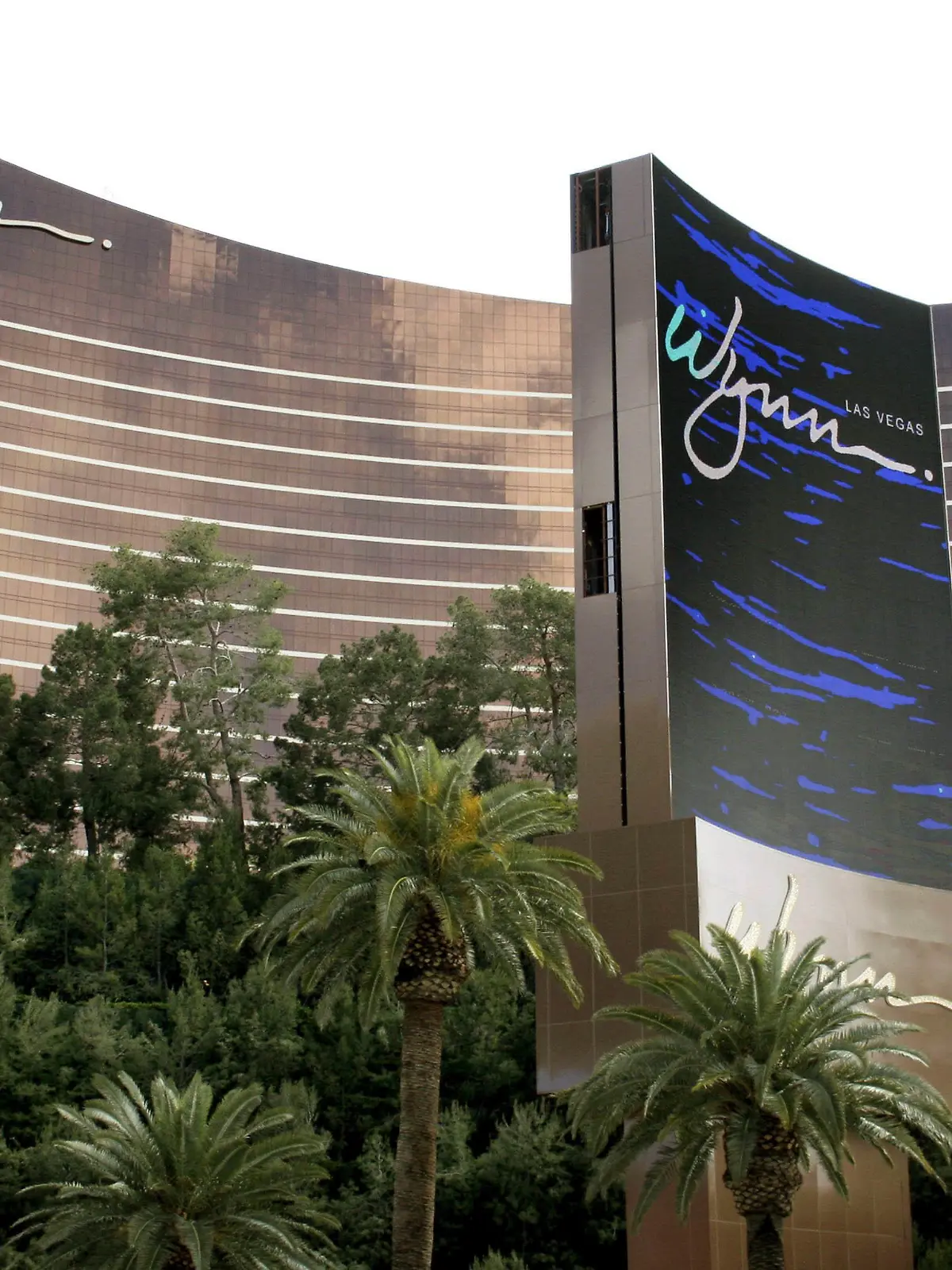 The new Wynn Hotel and Casino nears completion Monday, April 4, 2005 as it gets set to open April, 28, 2005 on the Strip in Las Vegas, Nevada. After a five-year absence, Steve Wynn is returning with this $2.7 billion resort. It will have 2,700 guest rooms and suites in the 50 story tower on 217 acres which includes an 18 hole golf course. This will be the most expensive casino/hotel in the world. Foto: BARRY SWEET  +++(c) dpa - Report+++