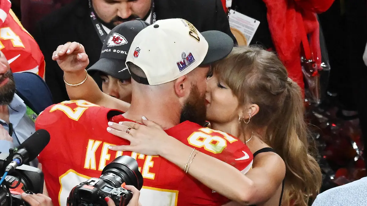 Kansas City Chiefs tight end Travis Kelce kisses his girlfriend Taylor Swift after the Chiefs defeated the San Francisco 49ers 25-22 in overtime to win Super Bowl LVIII at Allegiant Stadium in Las Vegas, Nevada on Sunday, February 11, 2024. PUBLICATIONxINxGERxSUIxAUTxHUNxONLY SBP20240211625 JONxSOOHOO