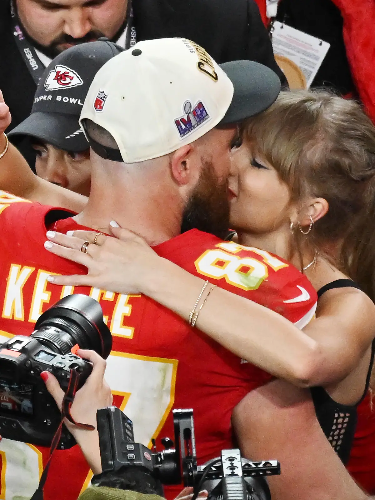 Kansas City Chiefs tight end Travis Kelce kisses his girlfriend Taylor Swift after the Chiefs defeated the San Francisco 49ers 25-22 in overtime to win Super Bowl LVIII at Allegiant Stadium in Las Vegas, Nevada on Sunday, February 11, 2024. PUBLICATIONxINxGERxSUIxAUTxHUNxONLY SBP20240211625 JONxSOOHOO