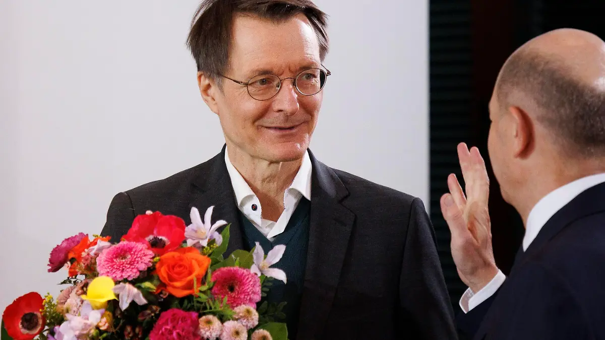 Bundeskanzler Olaf Scholz (SPD, r) überreicht einem Blumenstrauß an Karl Lauterbach (SPD), Bundesminister für Gesundheit, zu dessen Geburtstag vor Beginn der Sitzung des Bundeskabinetts im Bundeskanzleramt.