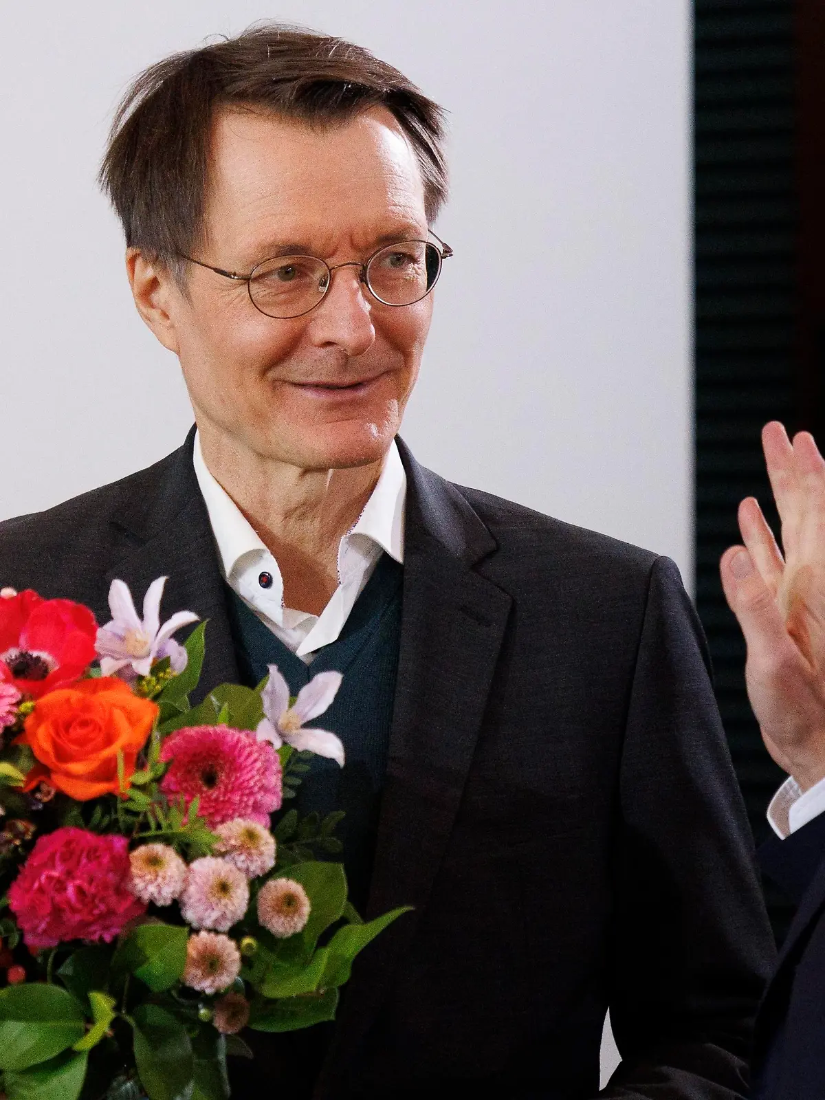 Bundeskanzler Olaf Scholz (SPD, r) überreicht einem Blumenstrauß an Karl Lauterbach (SPD), Bundesminister für Gesundheit, zu dessen Geburtstag vor Beginn der Sitzung des Bundeskabinetts im Bundeskanzleramt.