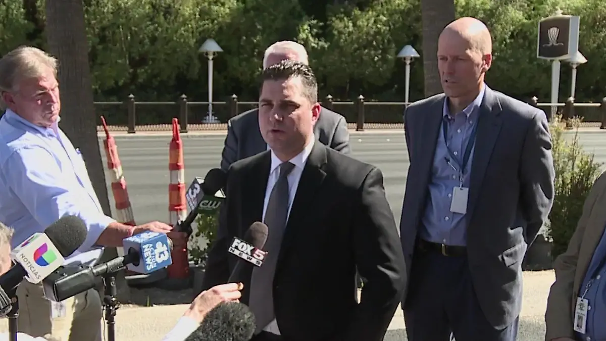 Dori Koren (Mitte) von der Las Vegas Polizei informiert über den Stand der Dinge nach der Messerattacke.