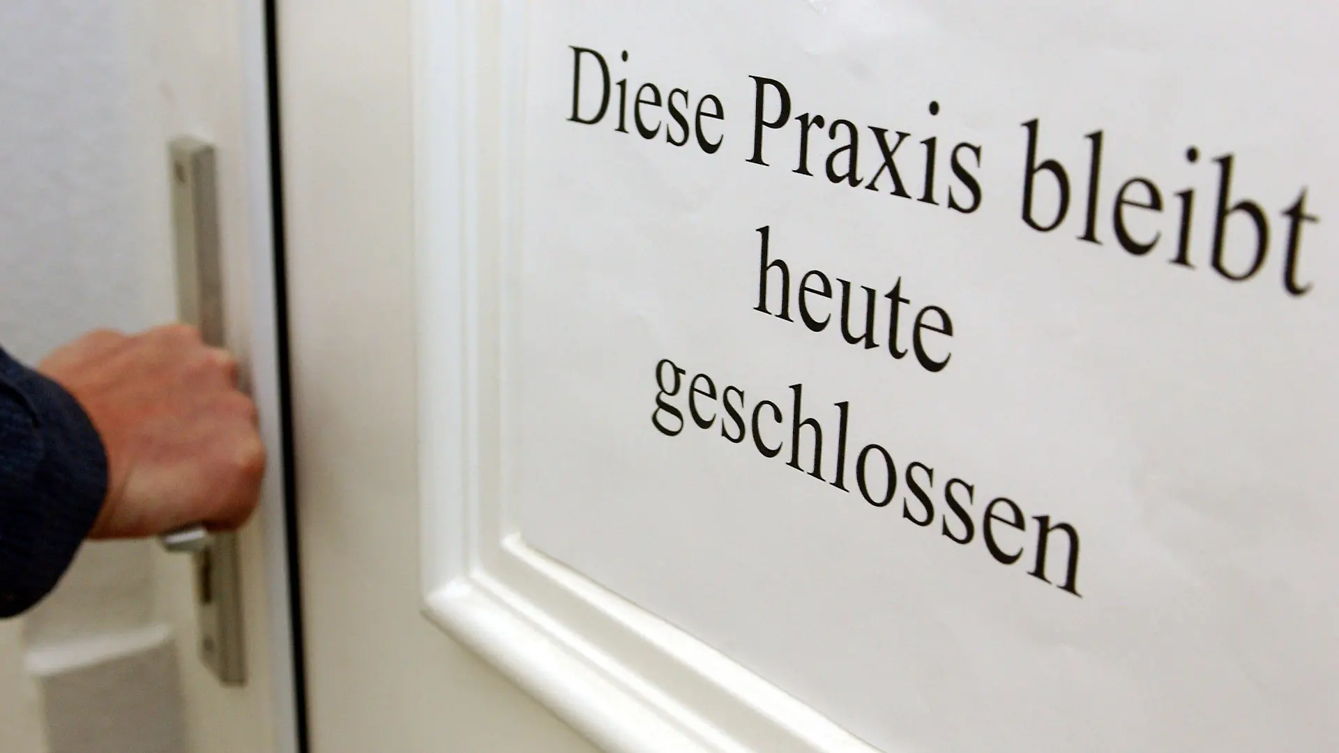 ARCHIV - ILLUSTRATION - An der Eingangstür einer Arztpraxis in Frankfurt (Oder) hängt am 22.01.2003 ein Hinweiszettel mit der Aufschrift «Diese Praxis bleibt heute geschlossen» (Archivfoto). Streiken die Ärzte bald für höhere Honorare? Am Donnerstag (13.09.2012) soll das Ergebnis einer Urabstimmung vorliegen. Foto: Patrick Pleul (zu dpa 0176 vom 13.09.2012) +++(c) dpa - Bildfunk+++