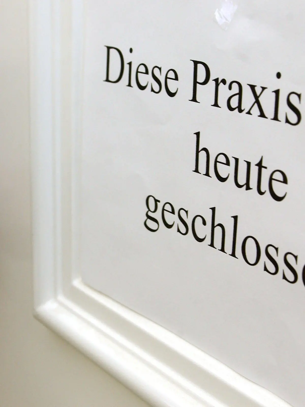 ARCHIV - ILLUSTRATION - An der Eingangstür einer Arztpraxis in Frankfurt (Oder) hängt am 22.01.2003 ein Hinweiszettel mit der Aufschrift «Diese Praxis bleibt heute geschlossen» (Archivfoto). Streiken die Ärzte bald für höhere Honorare? Am Donnerstag (13.09.2012) soll das Ergebnis einer Urabstimmung vorliegen. Foto: Patrick Pleul (zu dpa 0176 vom 13.09.2012)  +++(c) dpa - Bildfunk+++