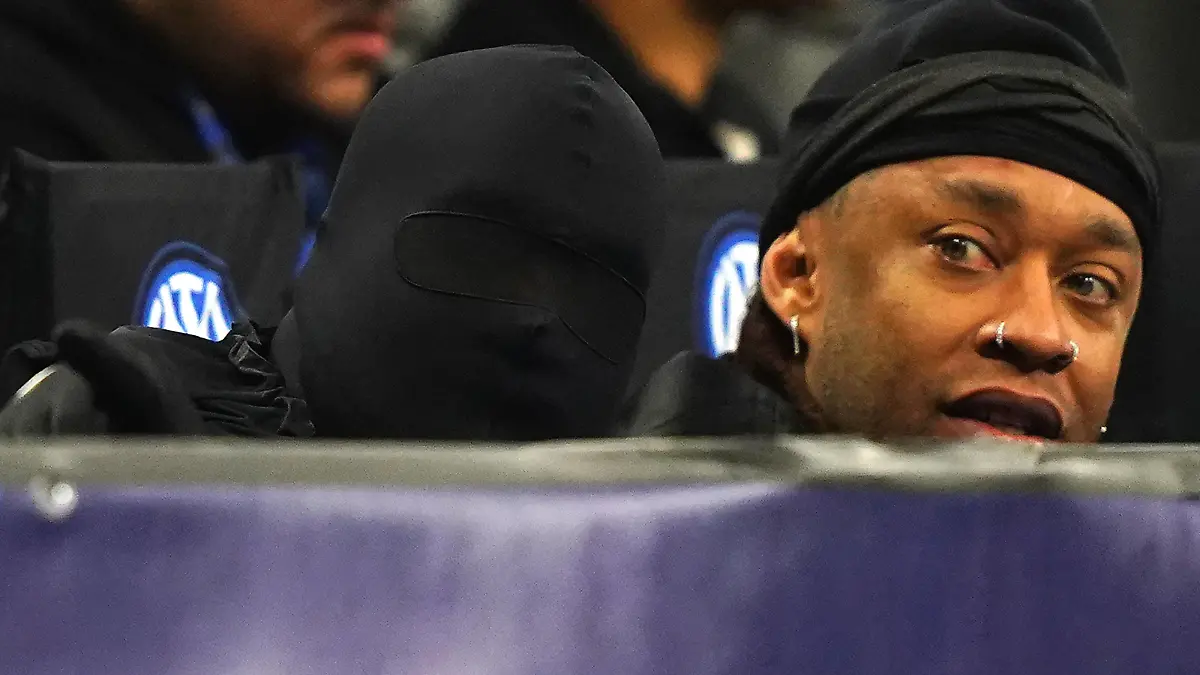 Foto Spada/LaPresse 20 febbraio 2024 - Milano , Italia - calcio - Fc Inter Vs Atletico Madrid - Champions League 2023/2024 - Stadio San Siro Nella foto: Kanye West con il volto coperto February 20 , 2024 Milan , Italy - sport, calcio - Fc Inter Vs Atletico Madrid - Champions League 2023/2024 - San Siro Stadium . In the pic : Kanye West with covered face PUBLICATIONxNOTxINxITAxFRAxCHN Copyright: xSpada/LaPressex