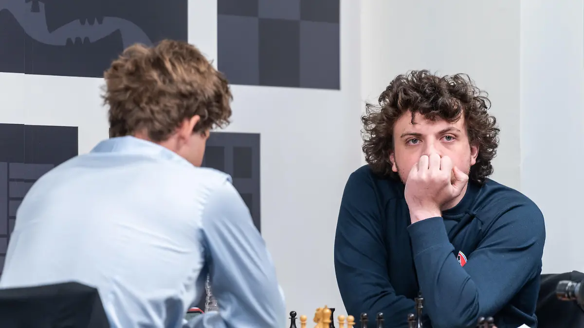 HANDOUT - 04.09.2022, USA, St. Louis: Magnus Carlsen (l) aus Norwegen sitzt Hans Niemann aus den USA in der dritten Runde vom Schachturnier Sinquefield Cup im Saint Louis Chess Club gegenüber. Foto: Crystal Fuller/Saint Louis Chess Club/dpa - ACHTUNG: Nur zur redaktionellen Verwendung und nur mit vollständiger Nennung des vorstehenden Credits +++ dpa-Bildfunk +++
