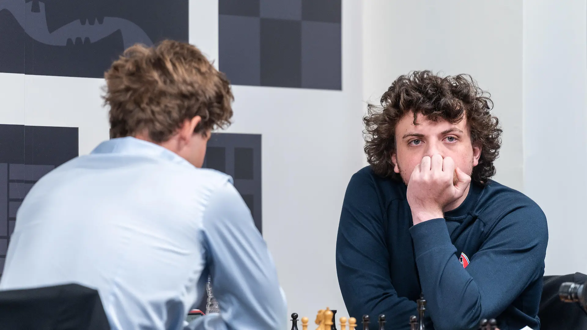 HANDOUT - 04.09.2022, USA, St. Louis: Magnus Carlsen (l) aus Norwegen sitzt Hans Niemann aus den USA in der dritten Runde vom Schachturnier Sinquefield Cup im Saint Louis Chess Club gegenüber. Foto: Crystal Fuller/Saint Louis Chess Club/dpa - ACHTUNG: Nur zur redaktionellen Verwendung und nur mit vollständiger Nennung des vorstehenden Credits +++ dpa-Bildfunk +++