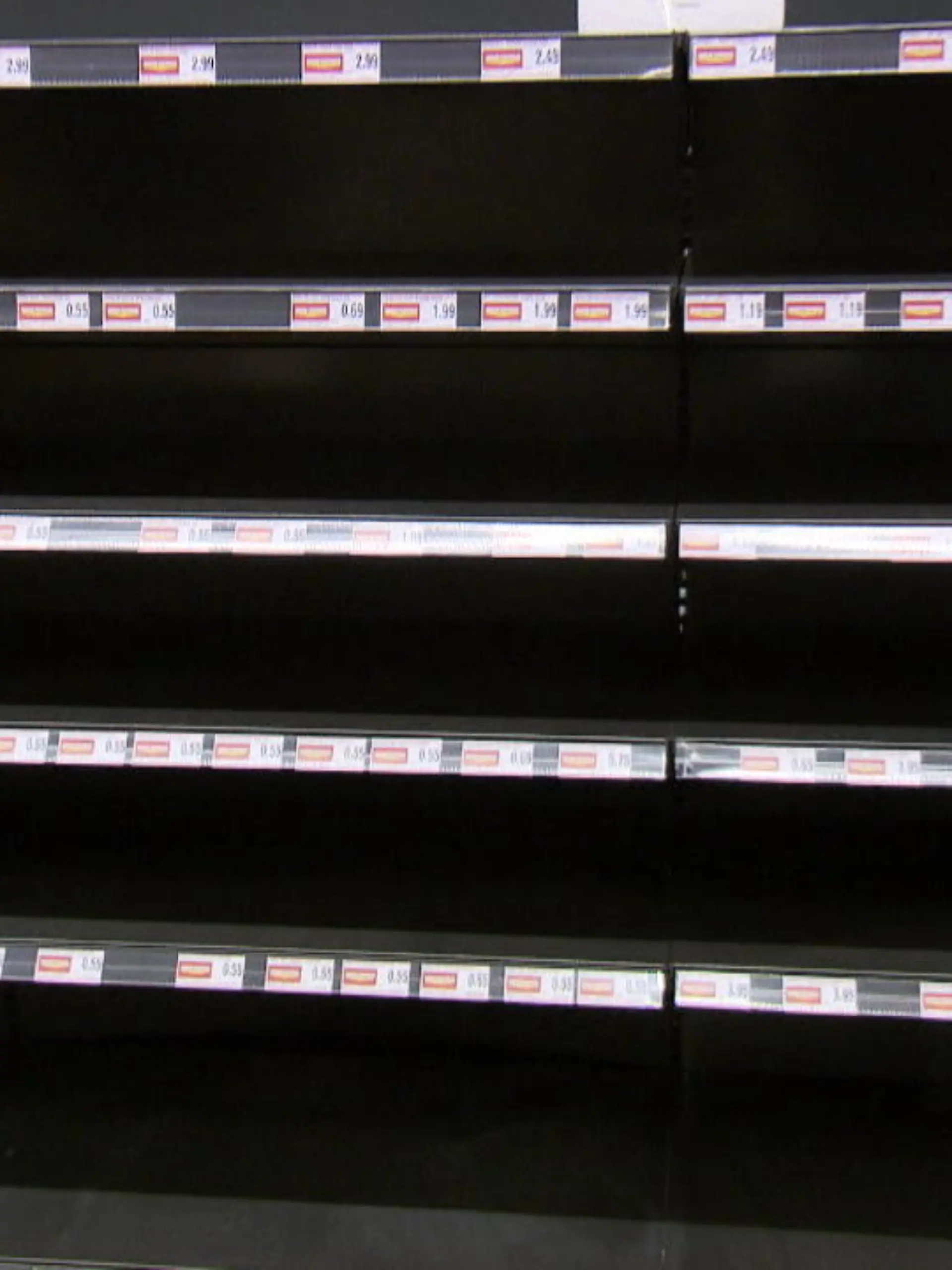 Die dramatischen Preissteigerungen in Supermärkten und bei Discountern haben das Einkaufsverhalten nicht nur von uns Kunden verändert. Auch hinter den Kulissen kracht es - und zwar zwischen den Herstellern und dem Einzelhandel. Egal ob Süßigkeiten, Softdrinks oder sogar Tierfutter - immer mehr bekannte Markenprodukte verschwinden aus den Regalen. Warum das so ist und ob wir uns jetzt Sorgen machen müssen, klärt RTL-Verbraucherexperte Ron Perduss im Videobeitrag von Christoph Schlüter und Laura Hofmockel auf.