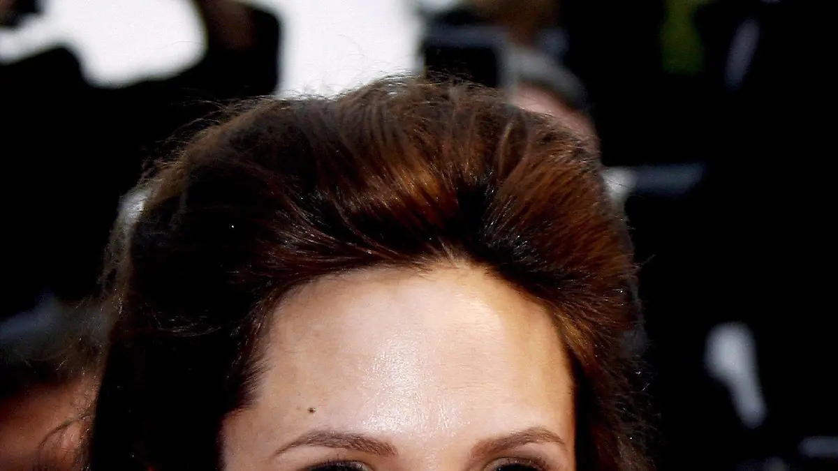 ARCHIV - Angelina Jolie und Brad Pitt in Cannes (Archivfoto vom 20.05.2008). Die Hollywood-Schauspielerin Angelina Jolie hat nach einem Bericht der französischen Tageszeitung «Nice Matin» in einer Klinik in Nizza gesunde Zwillinge zur Welt gebracht. Ein Junge und ein Mädchen seien Samstagabend (12.07.2008) gegen 20 Uhr per Kaiserschnitt geholt worden, berichtete die Zeitung am Sonntag (13.07.) auf ihrer Internetseite unter Berufung auf den Gynäkologen Michel Sussmann. Der kleine Junge Knox Leon Jolie-Pitt wiege 2270 Gramm, das Mädchen Vivienne Marcheline 2280 Gramm. +++(c) dpa - Bildfunk+++