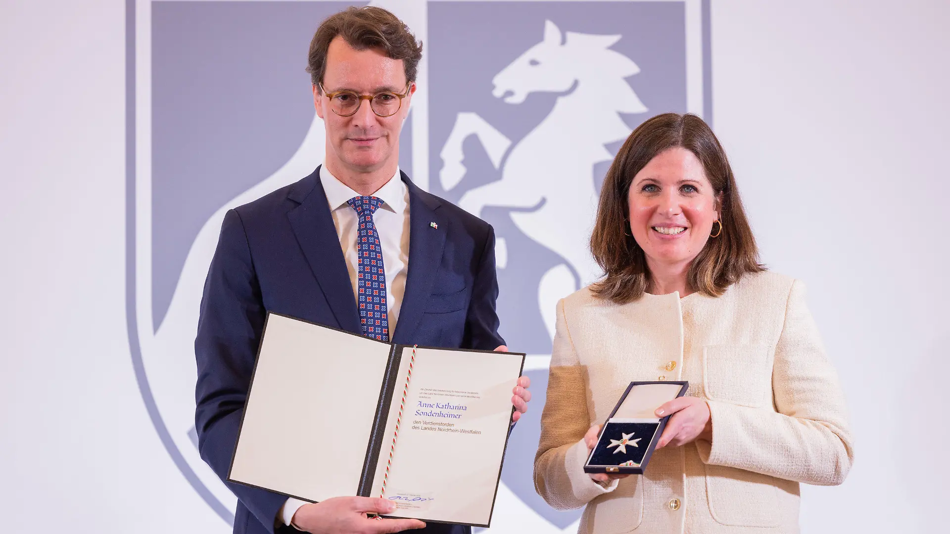 21.02.2024, Nordrhein-Westfalen, Düsseldorf: Hendrik Wüst (CDU), Ministerpräsident von Nordrhein-Westfalen, verleiht in der Staatskanzlei den Verdienstorden des Landes Nordrhein-Westfalen an Anne Katharina Sondenheimer, Witwe des ausgesperrten Flugkapitäns, dessen Co-Pilot 2015 eine Germanwings-Maschine mit 150 Menschen in den französischen Alpen absichtlich abstürzen ließ. Mit dem Landesverdienstorden ehrt die Landesregierung traditionell gesellschaftlich besonders engagierte Bürgerinnen und Bürger für ihre herausragenden Verdienste am Gemeinwohl und am Land. Foto: Rolf Vennenbernd/dpa +++ dpa-Bildfunk +++